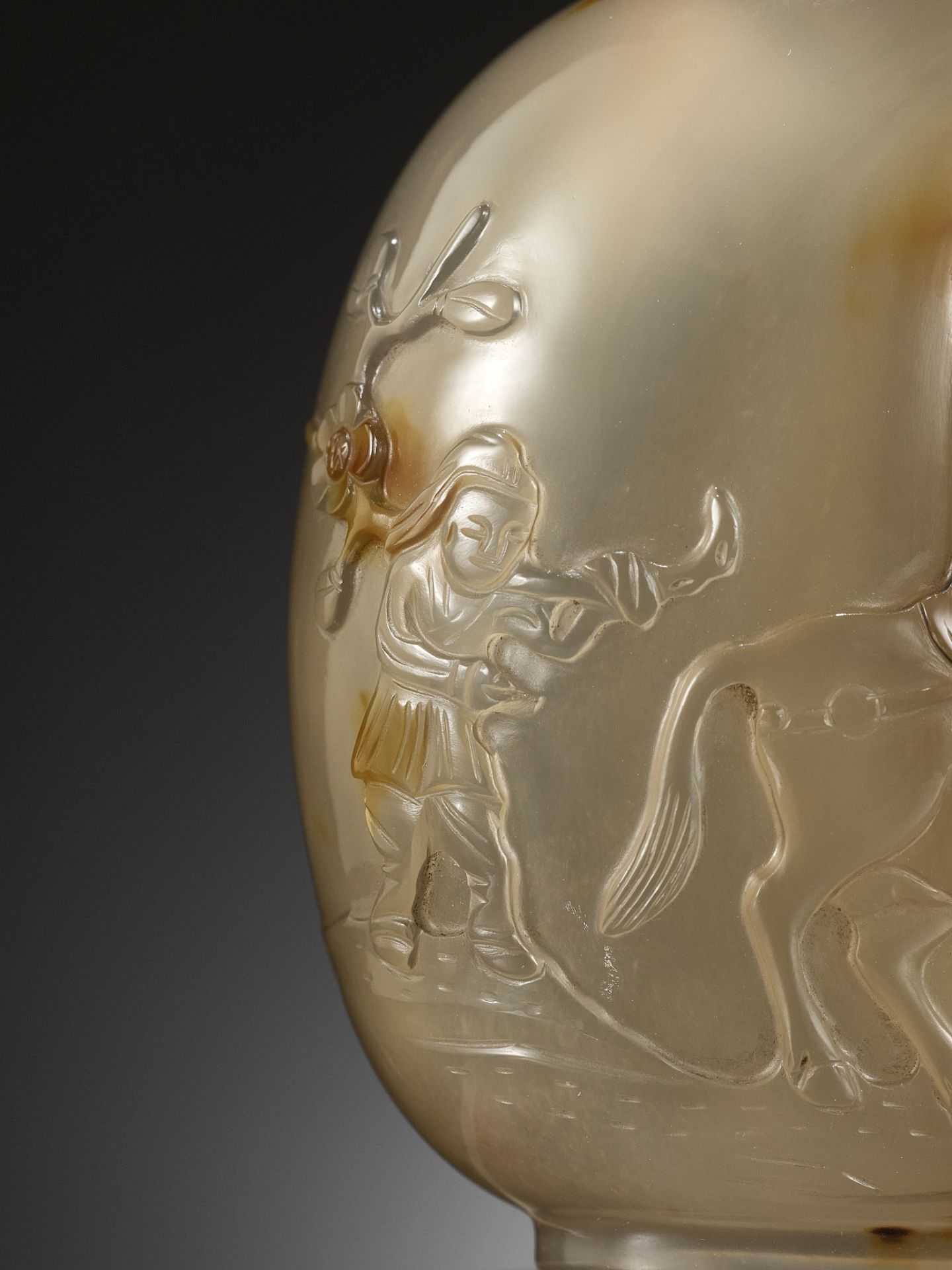 A CAMEO AGATE SNUFF BOTTLE,ATTRIBUTED TO THE CAMEO INK-PLAY MASTER,OFFICIAL SCHOOL,POSSIBLY IMPERIAL - Bild 3 aus 15