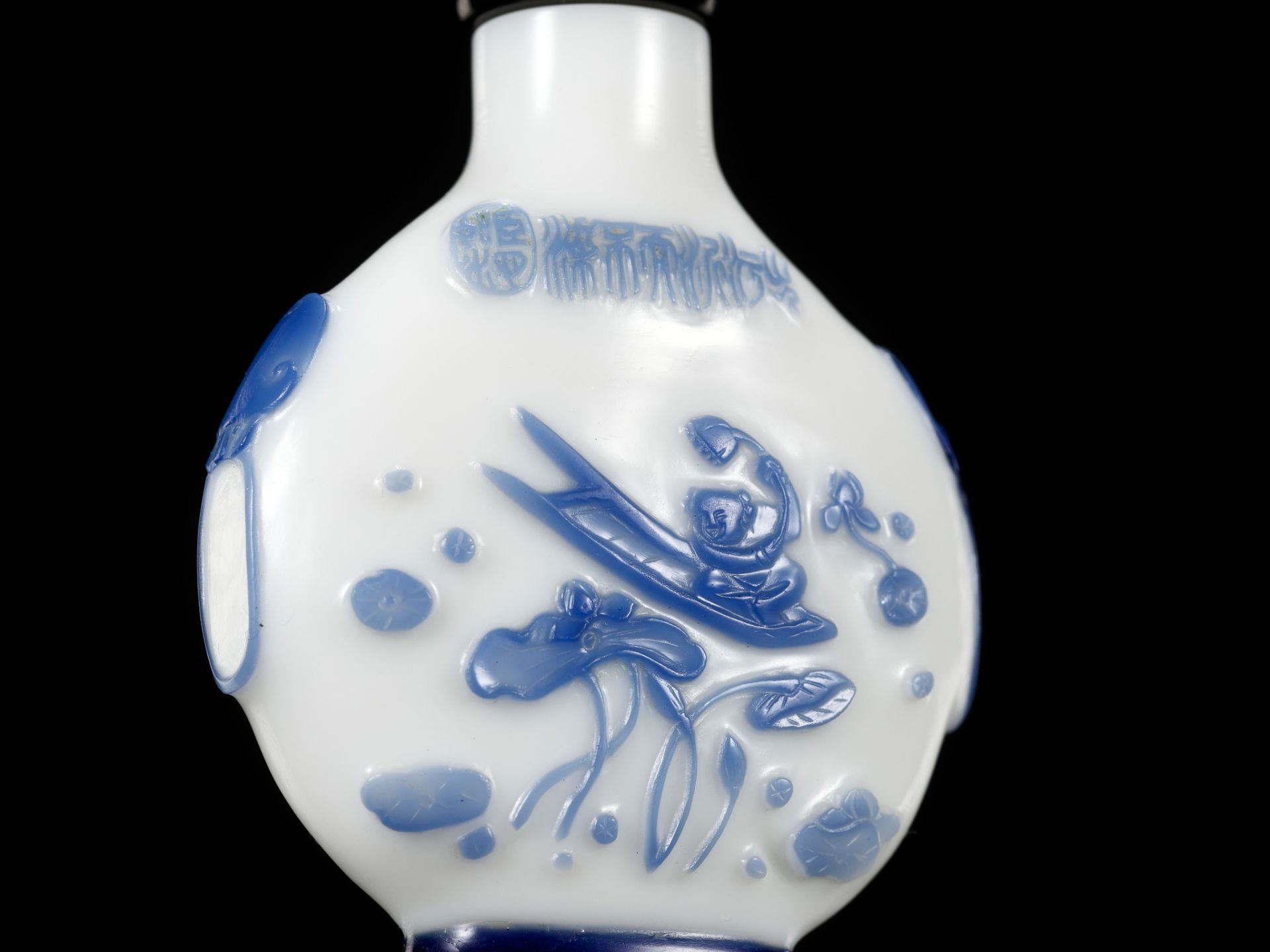 AN INSCRIBED SAPPHIRE-BLUE OVERLAY GLASS SNUFF BOTTLE, YANGZHOU SCHOOL, CHINA, 1800-1880 - Bild 3 aus 20