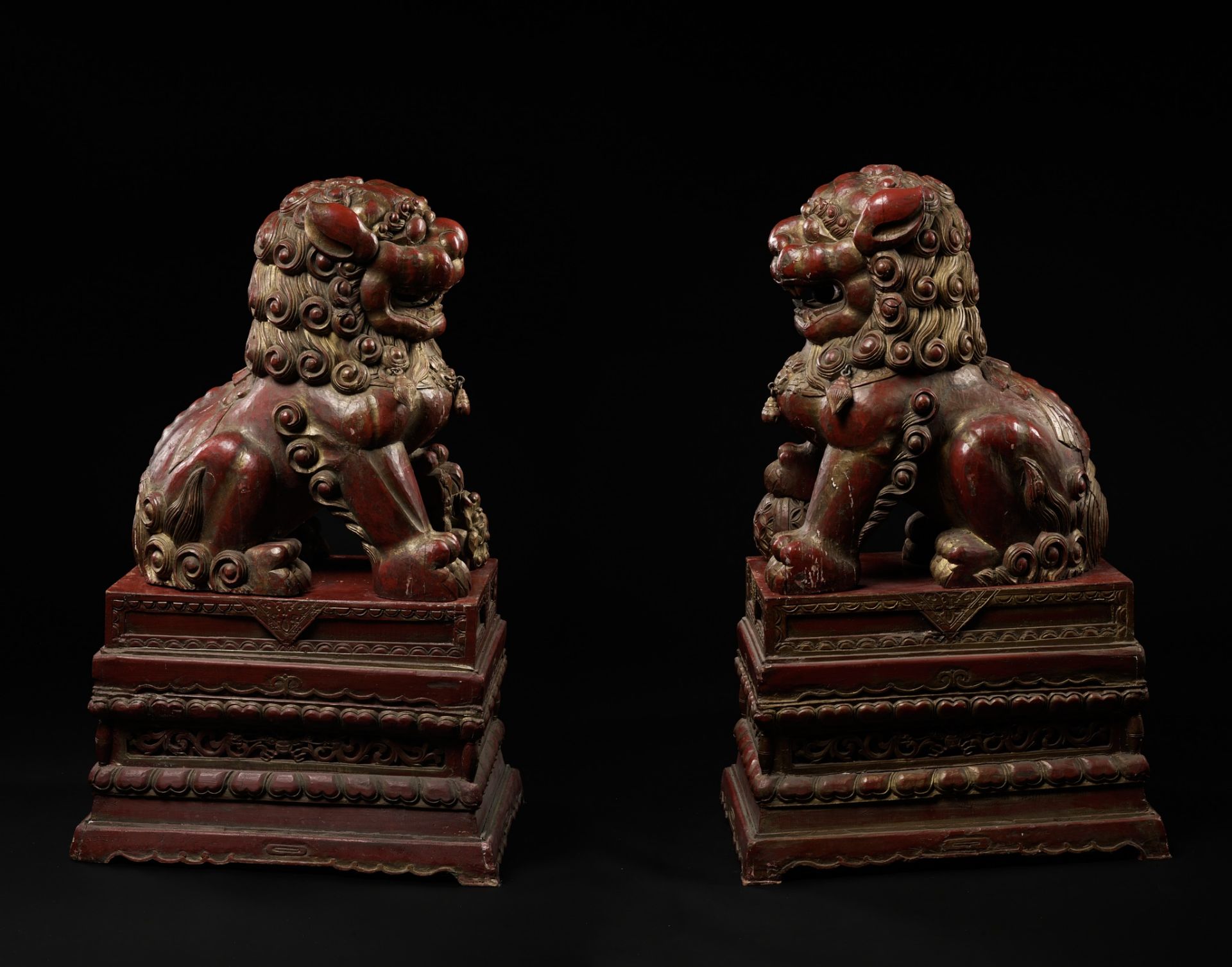 A PAIR OF MONUMENTAL GILT AND RED LACQUERED WOOD FIGURES OF BUDDHIST LIONS, LATE QING DYNASTY - Image 7 of 9