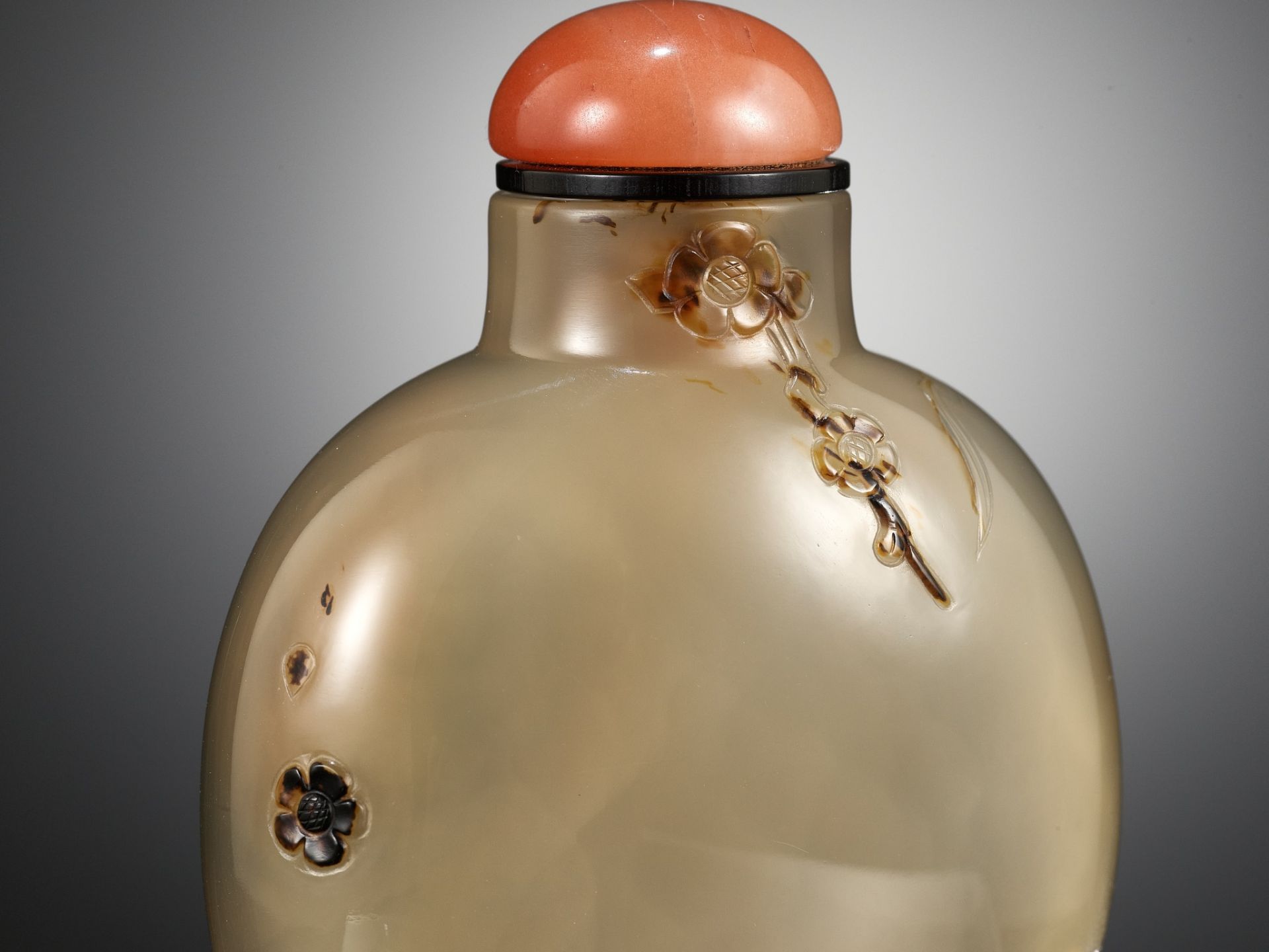 A CAMEO AGATE SNUFF BOTTLE,ATTRIBUTED TO THE CAMEO INK-PLAY MASTER,OFFICIAL SCHOOL,POSSIBLY IMPERIAL - Bild 7 aus 15