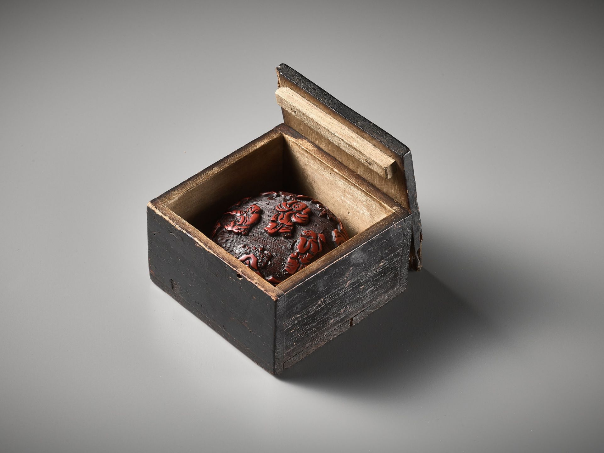 A CINNABAR LACQUER 'PLAYING BOYS' SEAL PASTE BOX AND COVER, MING DYNASTY - Image 6 of 11