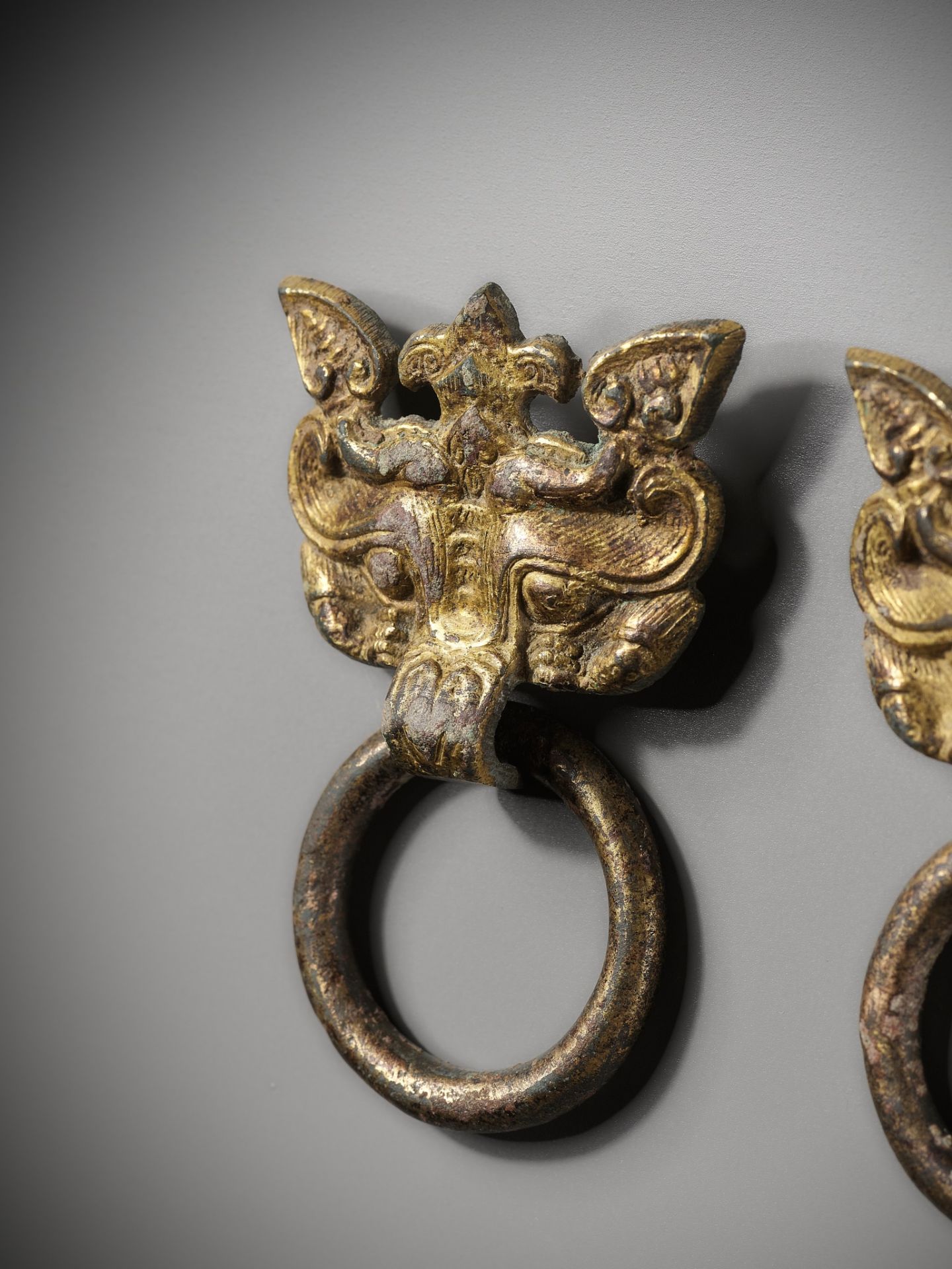 A PAIR OF GILT-BRONZE TAOTIE MASKS WITH RING HANDLES, WARRING STATES TO HAN DYNASTY - Image 2 of 11