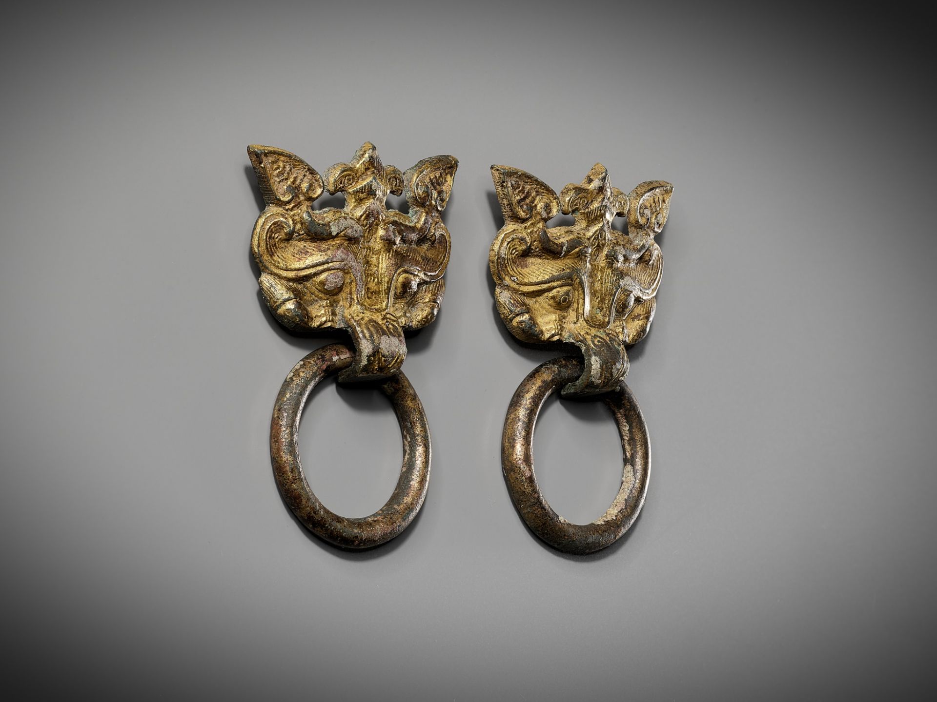 A PAIR OF GILT-BRONZE TAOTIE MASKS WITH RING HANDLES, WARRING STATES TO HAN DYNASTY - Image 7 of 11