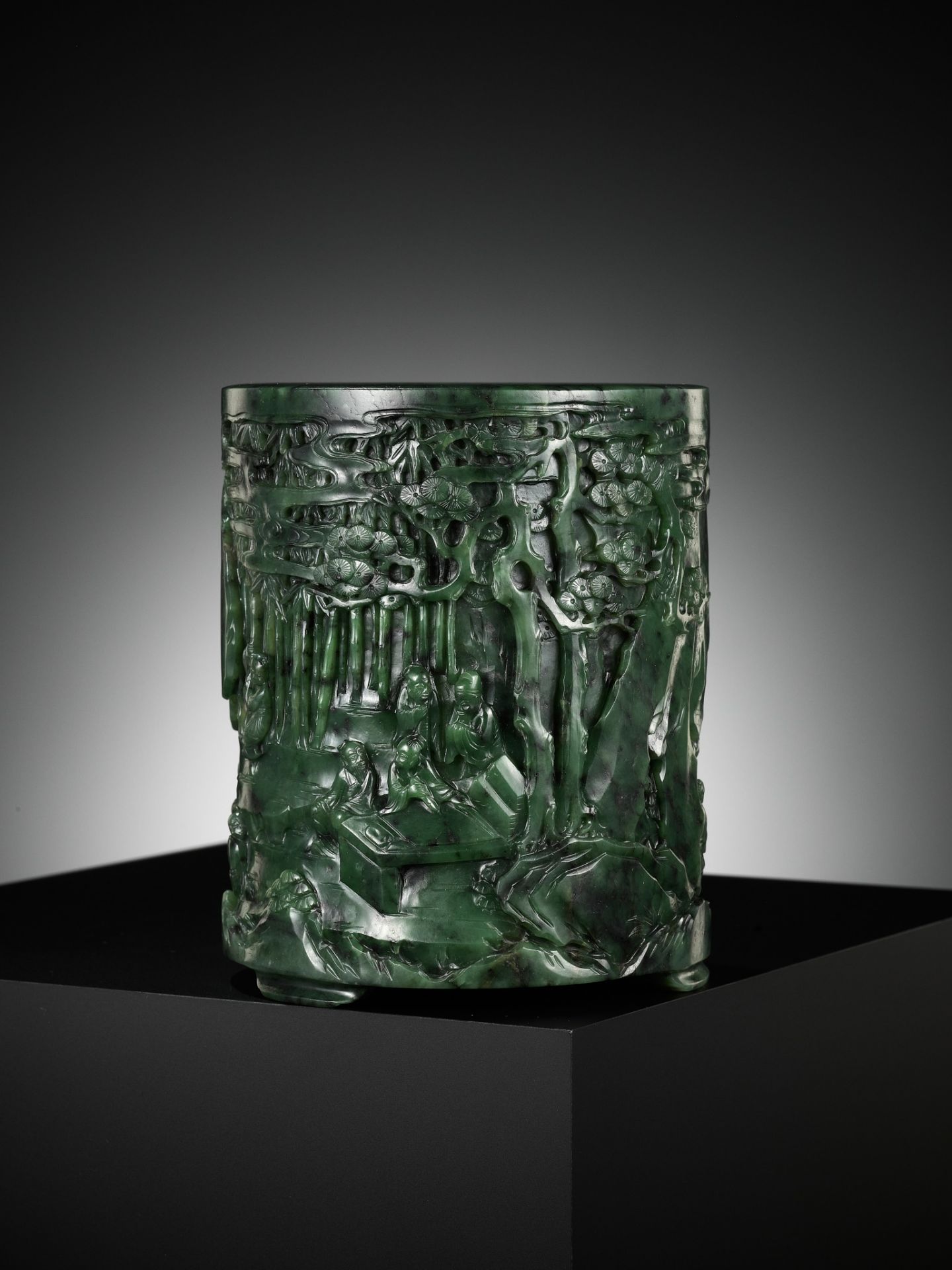 A SPINACH-GREEN JADE ‘SEVEN SAGES OF THE BAMBOO GROVE’ (ZHULIN QIXIAN) BRUSHPOT, BITONG, QIANLONG - Bild 2 aus 16