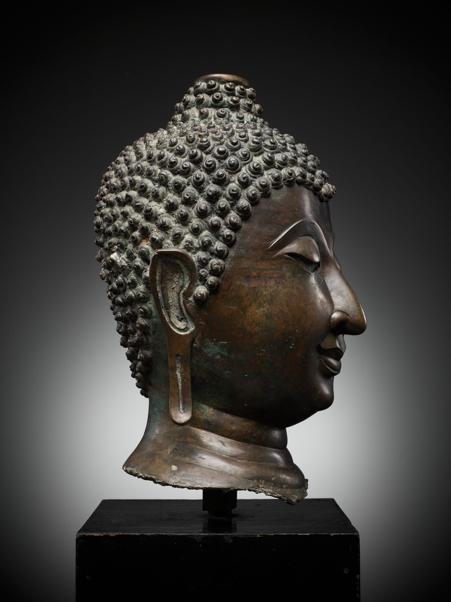 A MONUMENTAL BRONZE HEAD OF BUDDHA, LAN NA, NORTHERN THAILAND, 14TH-15th CENTURY - Image 12 of 16