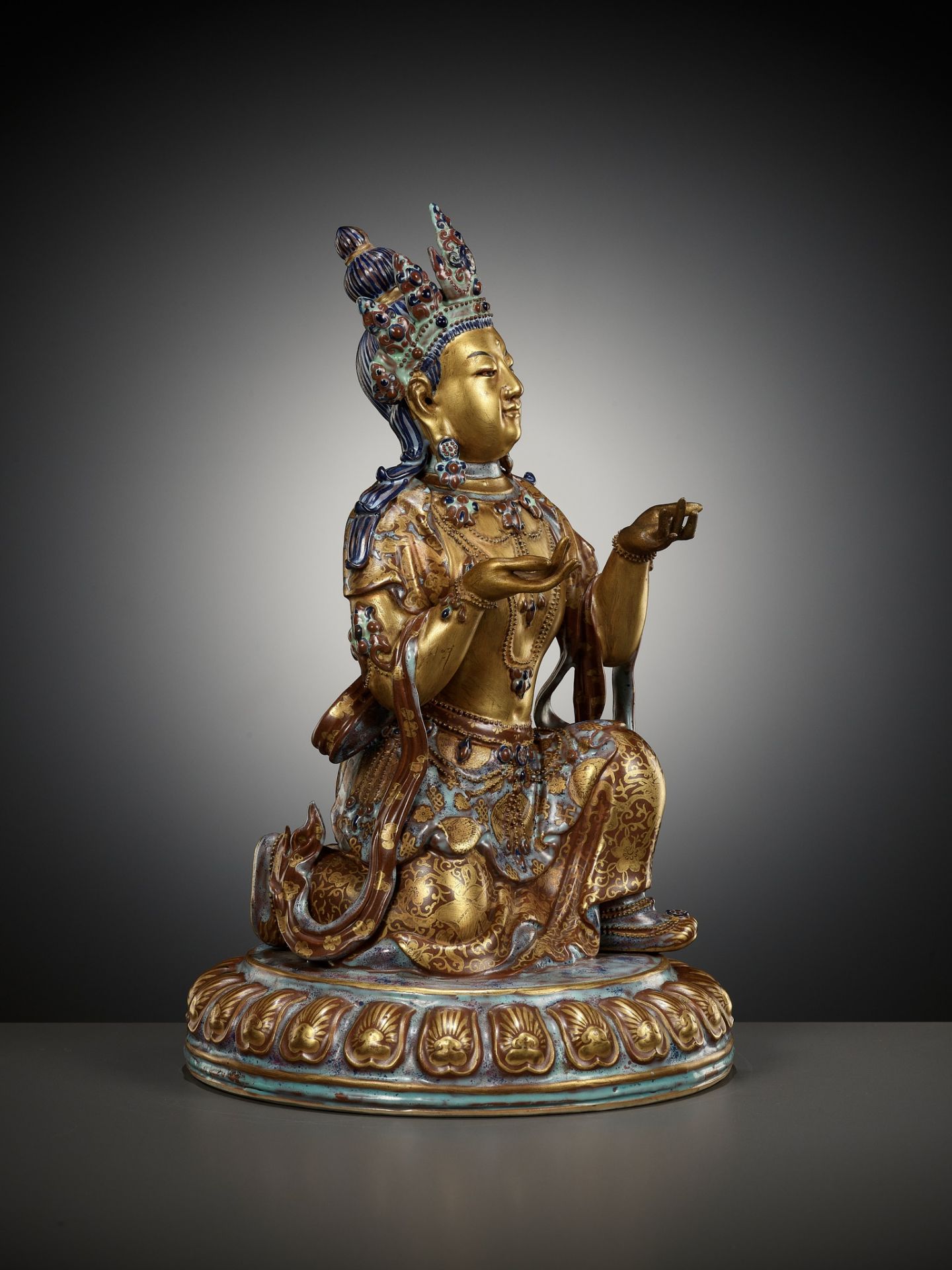 A ROBIN'S-EGG-GLAZED AND GILT PORCELAIN FIGURE OF A BODHISATTVA, QIANLONG TO JIAQING PERIOD - Image 13 of 23