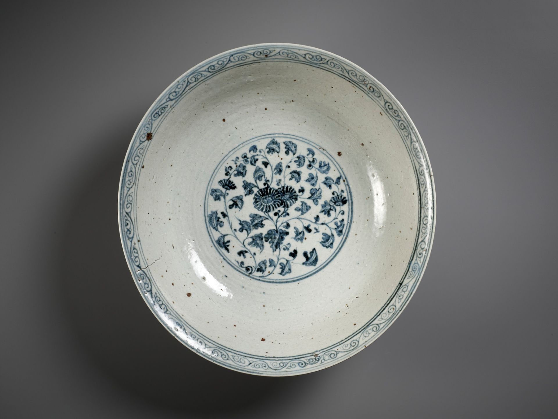A LARGE ANNAMESE BLUE AND WHITE BOWL, VIETNAM, 14TH-15TH CENTURY - Image 2 of 12
