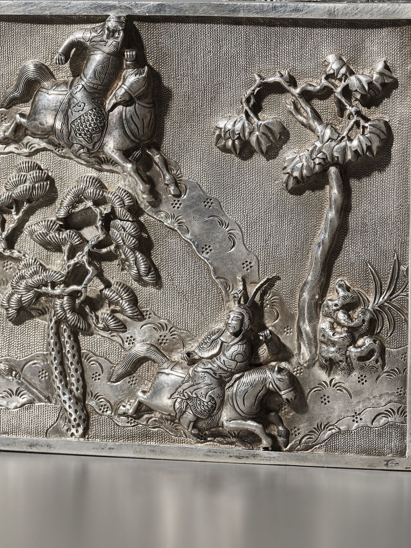 AN EXPORT SILVER REPOUSSE CIGAR BOX AND COVER, TONG YI MARK, LATE QING DYNASTY - Image 10 of 22