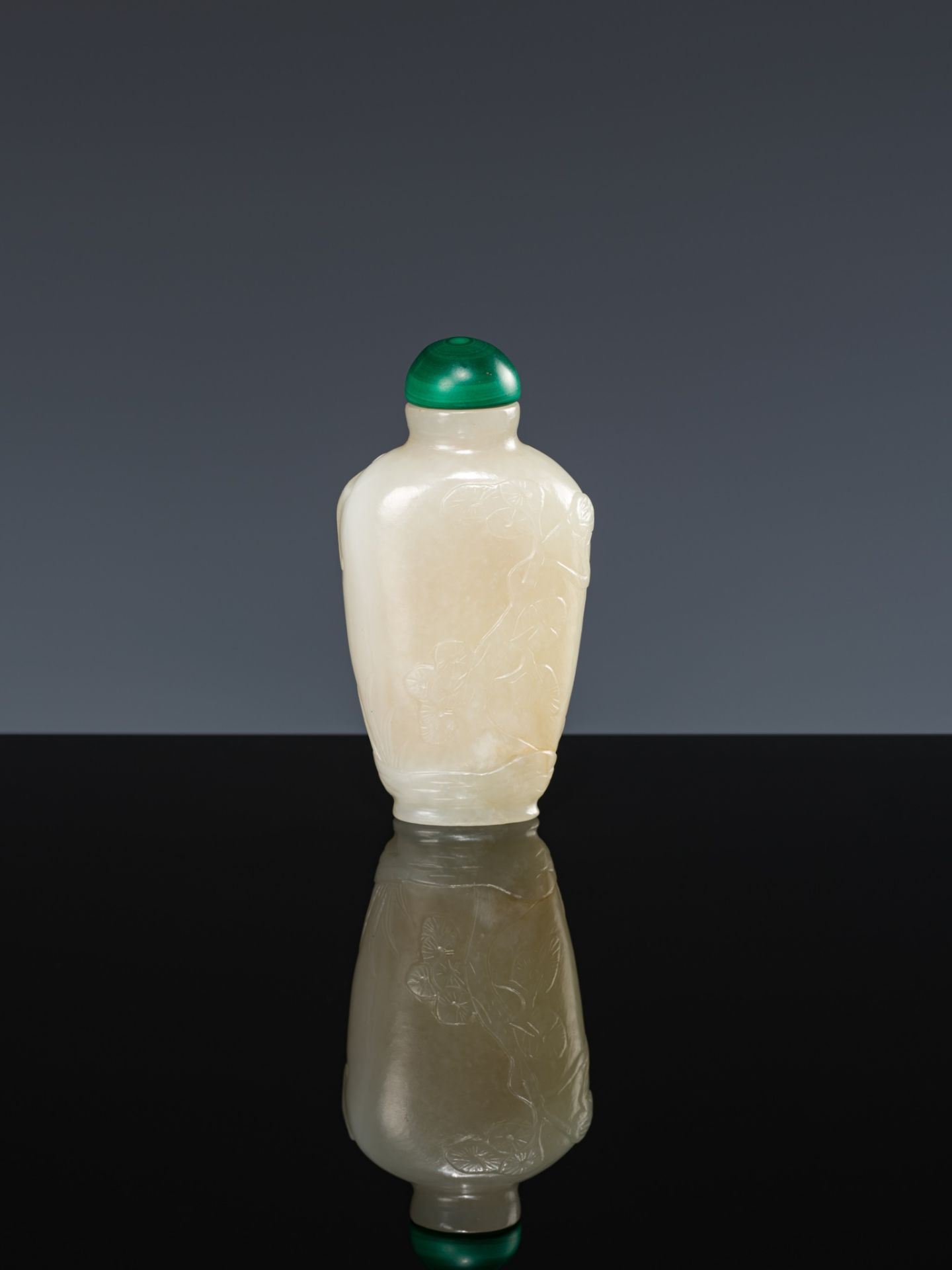 A WHITE JADE 'DEER AND CRANE' SNUFF BOTTLE, MID-QING DYNASTY - Image 3 of 10