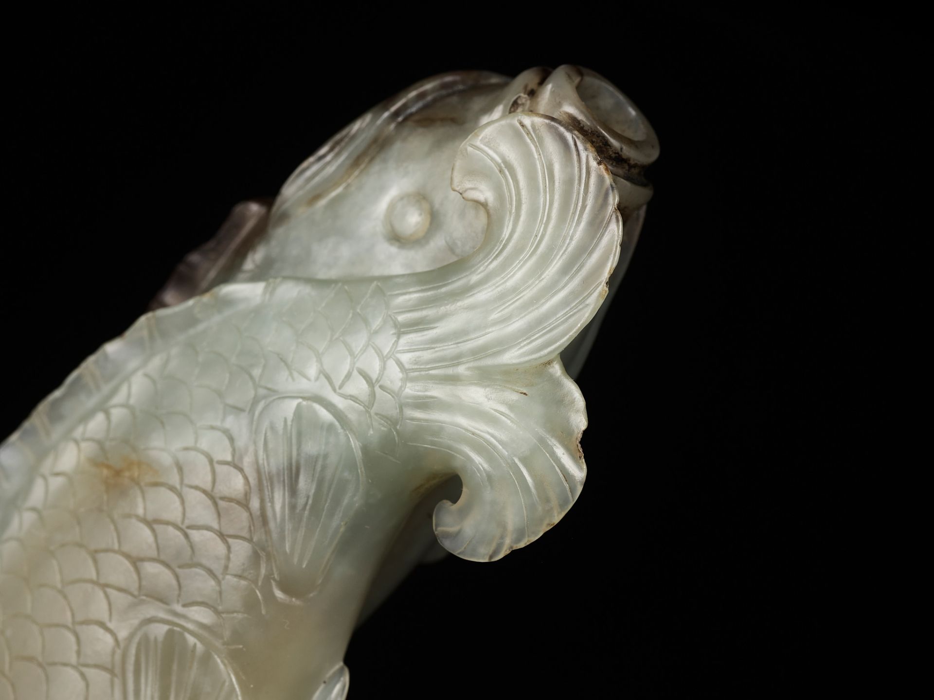 A CELADON AND RUSSET JADE 'DOUBLE FISH' SNUFF BOTTLE, CHINA, 1680-1750 - Image 8 of 14