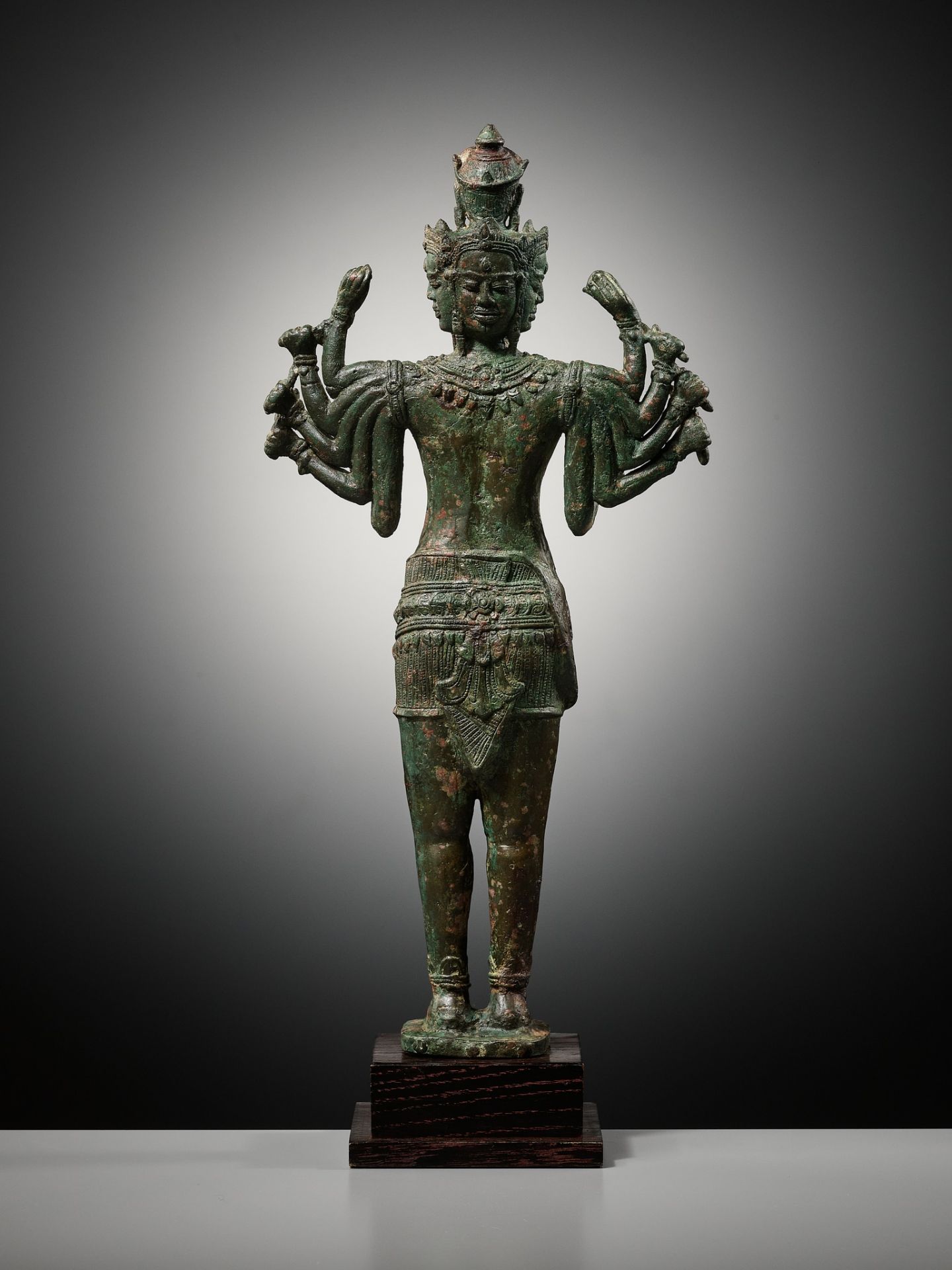 A LARGE AND IMPORTANT BRONZE FIGURE OF SADASHIVA, ANGKOR PERIOD, BAYON STYLE - Bild 17 aus 20