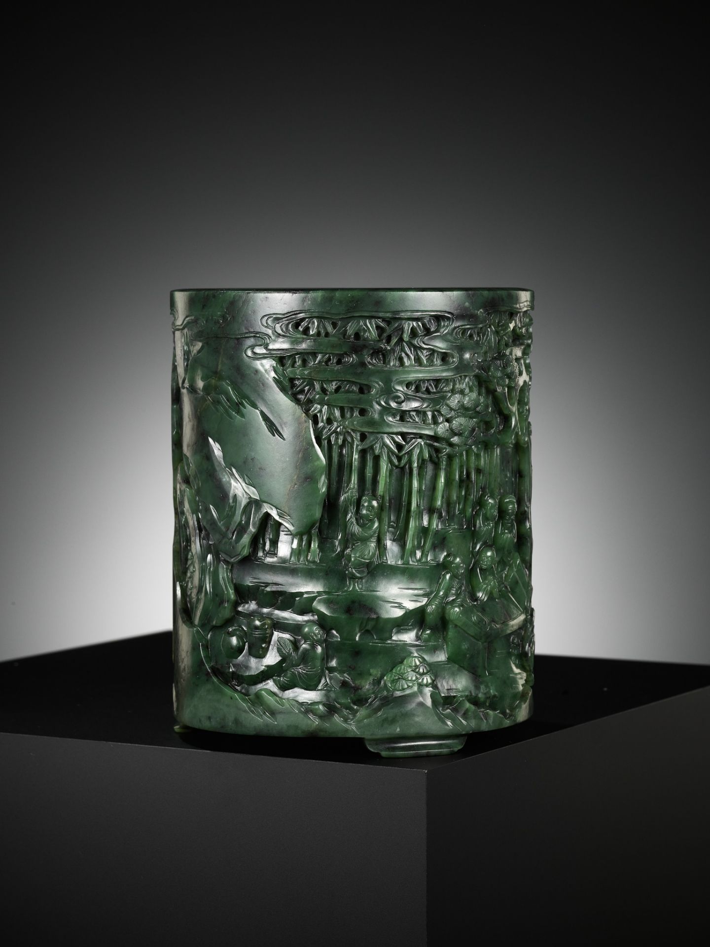 A SPINACH-GREEN JADE ‘SEVEN SAGES OF THE BAMBOO GROVE’ (ZHULIN QIXIAN) BRUSHPOT, BITONG, QIANLONG - Bild 16 aus 16