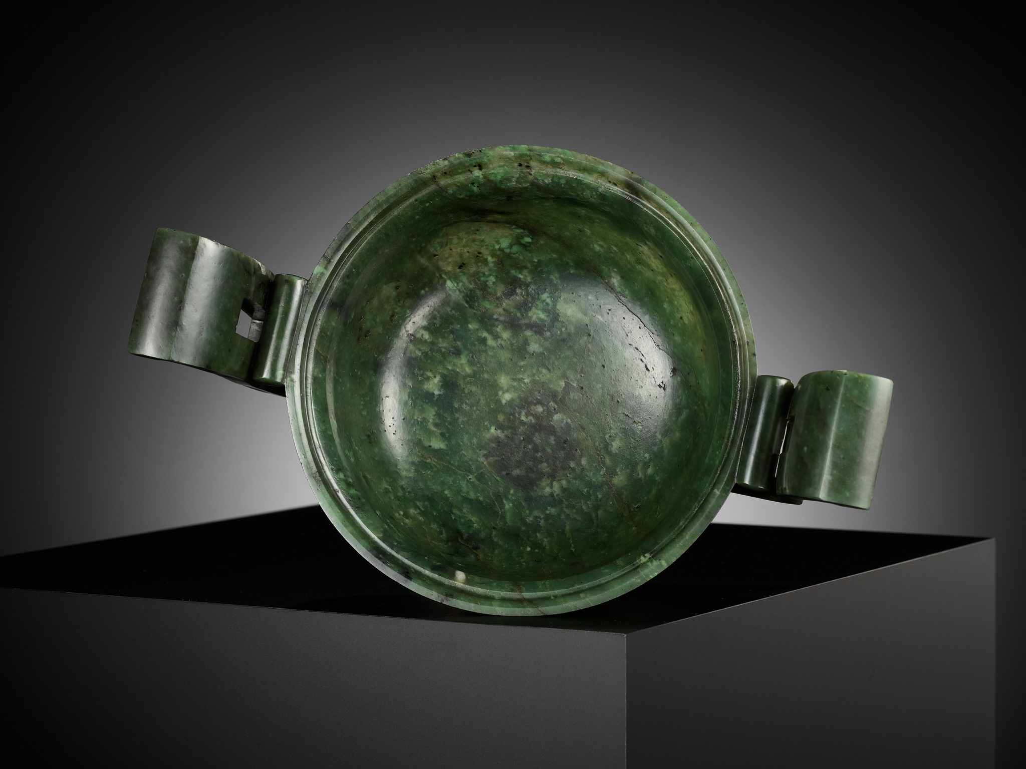 A SPINACH-GREEN JADE GUI-FORM CENSER AND COVER, QIANLONG PERIOD - Image 18 of 20