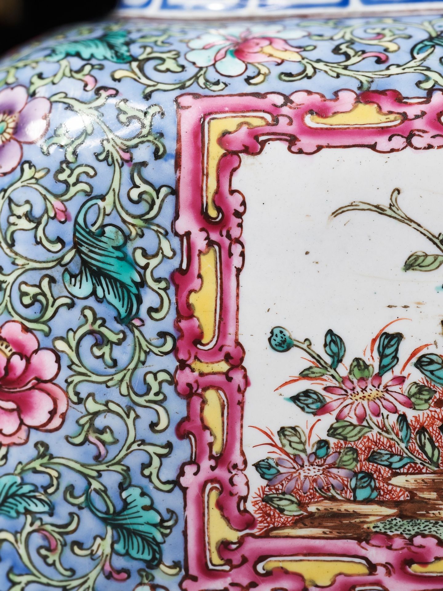 AN EXCEEDINGLY RARE IMPERIAL ENAMELED COPPER HANDWARMER, QIANLONG MARK AND PERIOD - Bild 24 aus 27