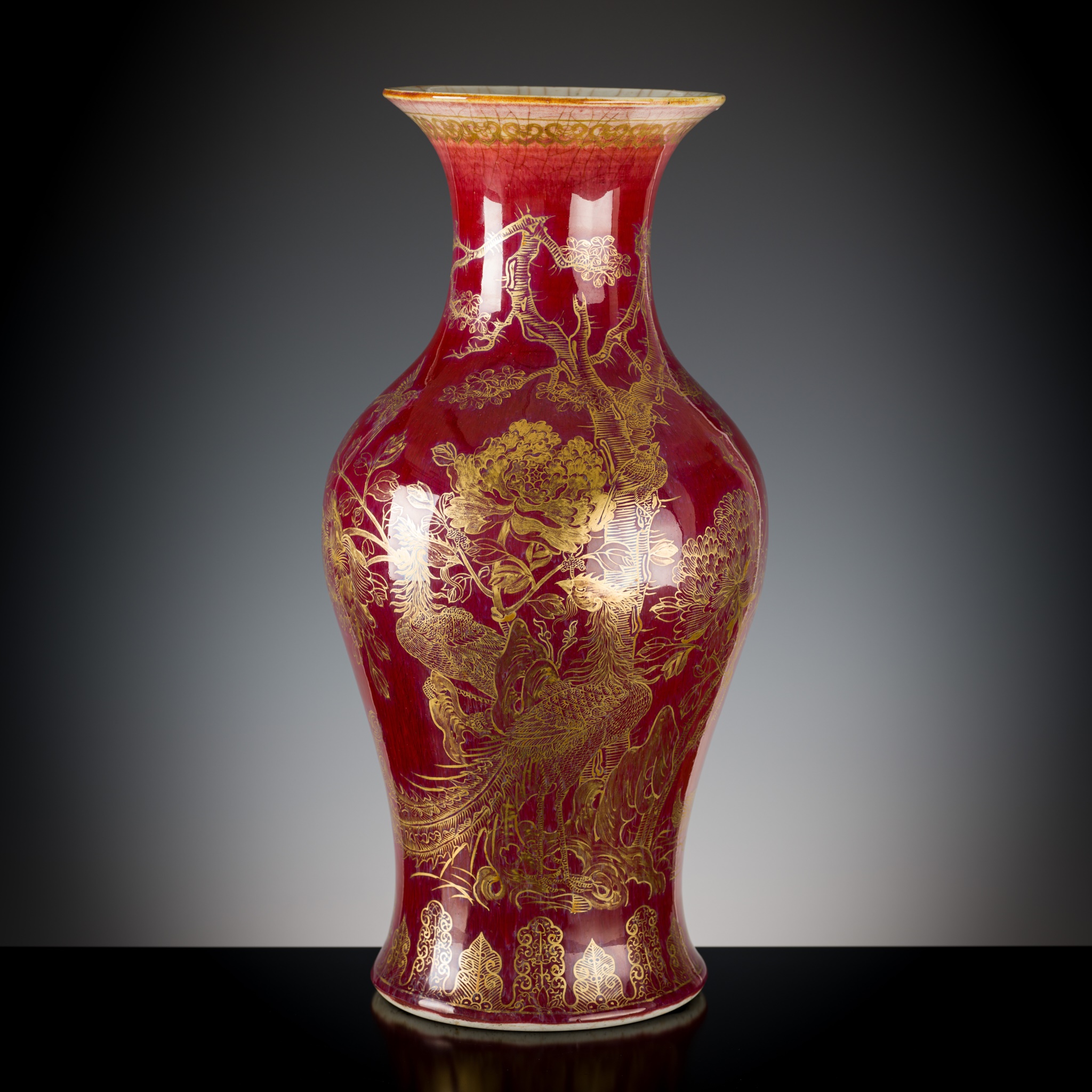 A RED-GLAZED AND GILT DECORATED 'BIRDS WORSHIPPING THE PHOENIX' VASE, LATE QING DYNASTY