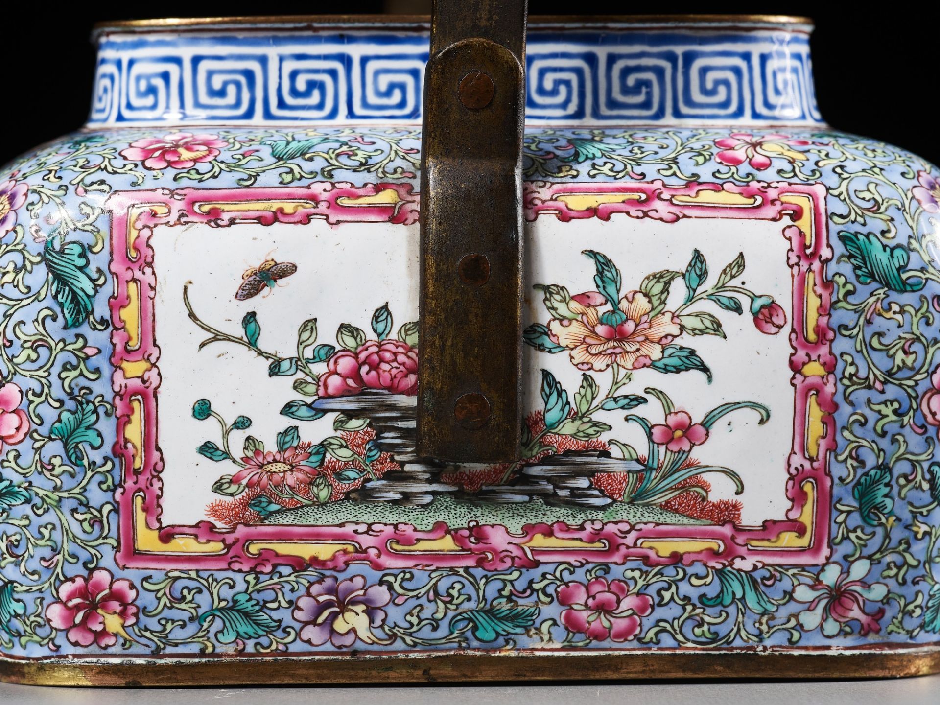 AN EXCEEDINGLY RARE IMPERIAL ENAMELED COPPER HANDWARMER, QIANLONG MARK AND PERIOD - Bild 22 aus 27