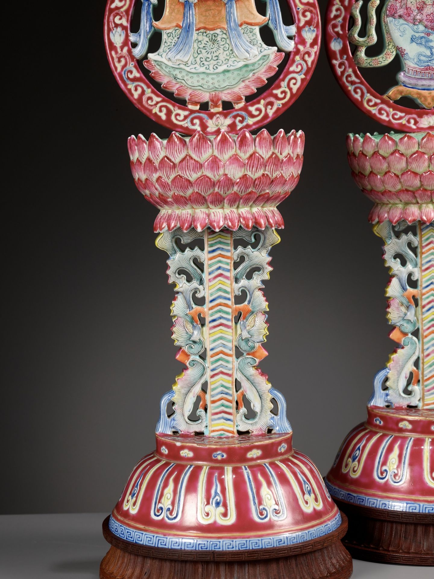 A PAIR OF LARGE RUBY-GROUND FAMILLE ROSE BUDDHIST EMBLEM ALTAR ORNAMENTS, QING DYNASTY - Image 9 of 17