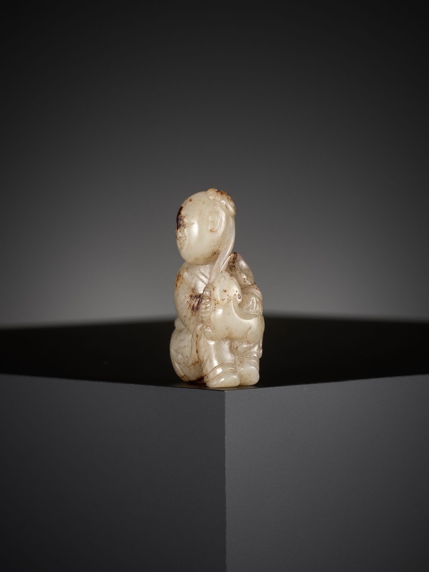 A 'CAT AND BOY' JADE PENDANT, CHINA, 17TH CENTURY - Image 3 of 12