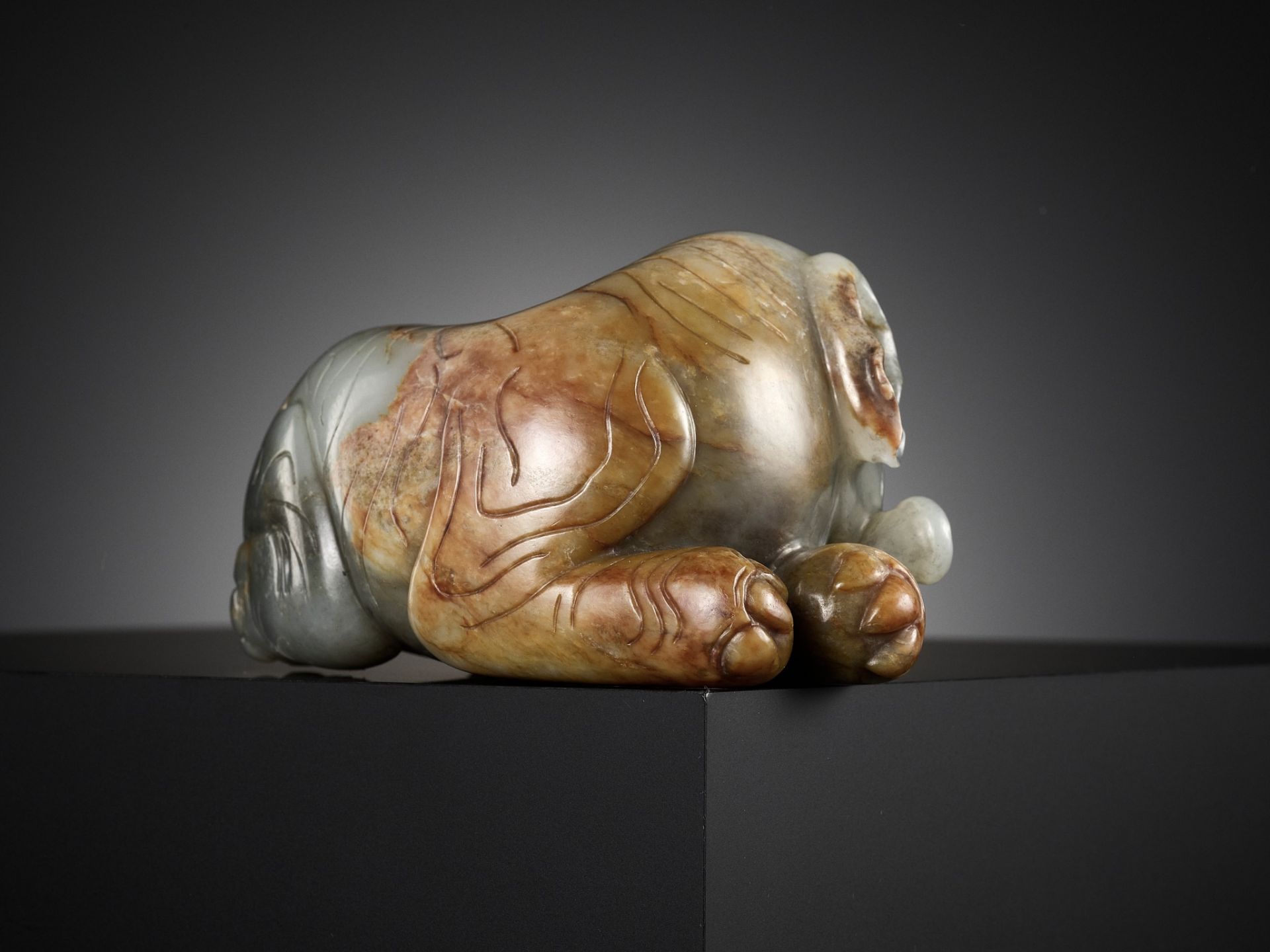 A GRAY AND RUSSET JADE FIGURE OF A RECUMBENT ELEPHANT, LATE MING TO MID-QING DYNASTY - Image 3 of 15