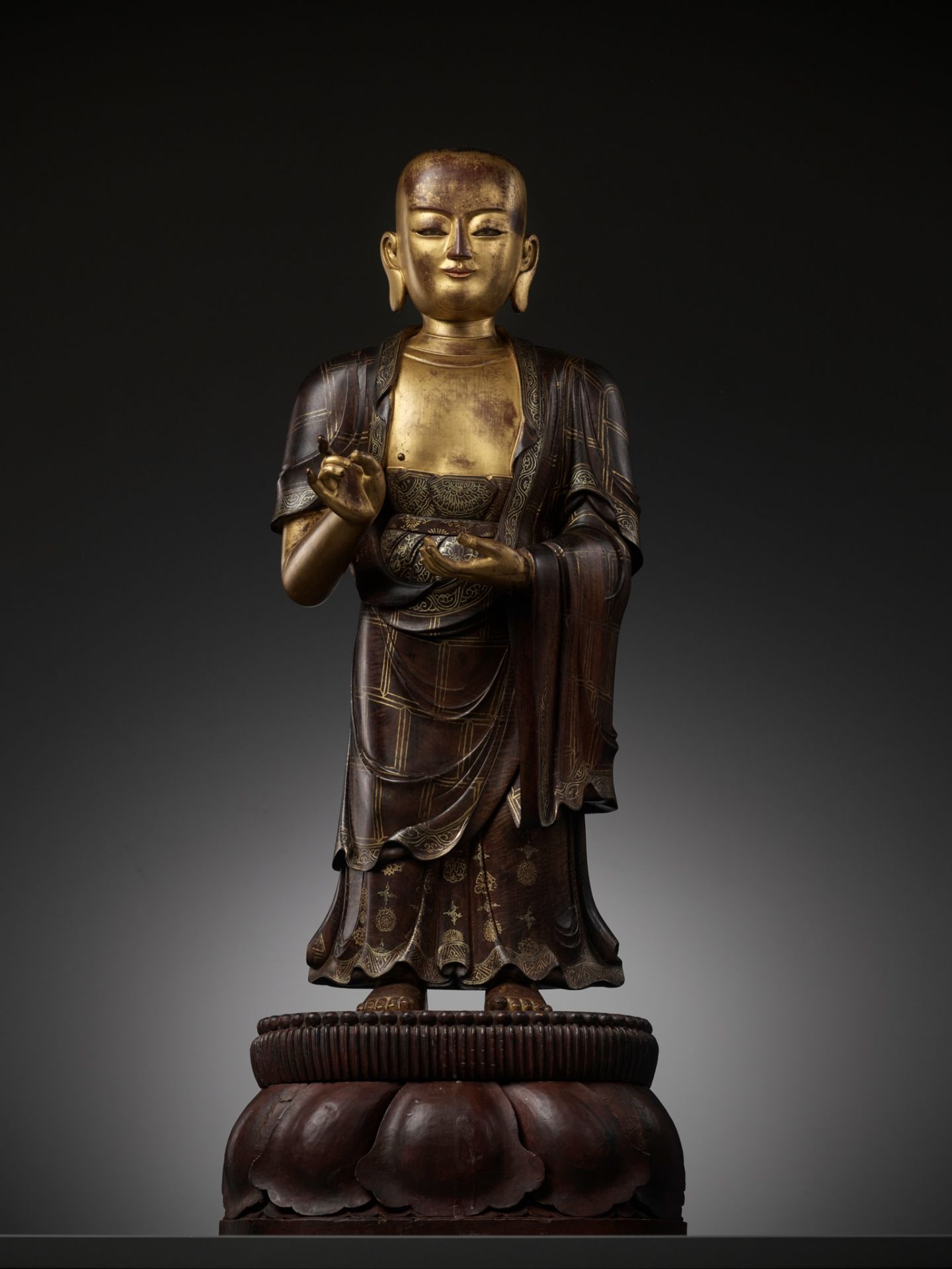 A LARGE AND HIGHLY IMPORTANT ZITAN AND GILT-LACQUERED STATUE OF SARIPUTRA, THE FIRST OF BUDDHA'S TWO - Image 10 of 26