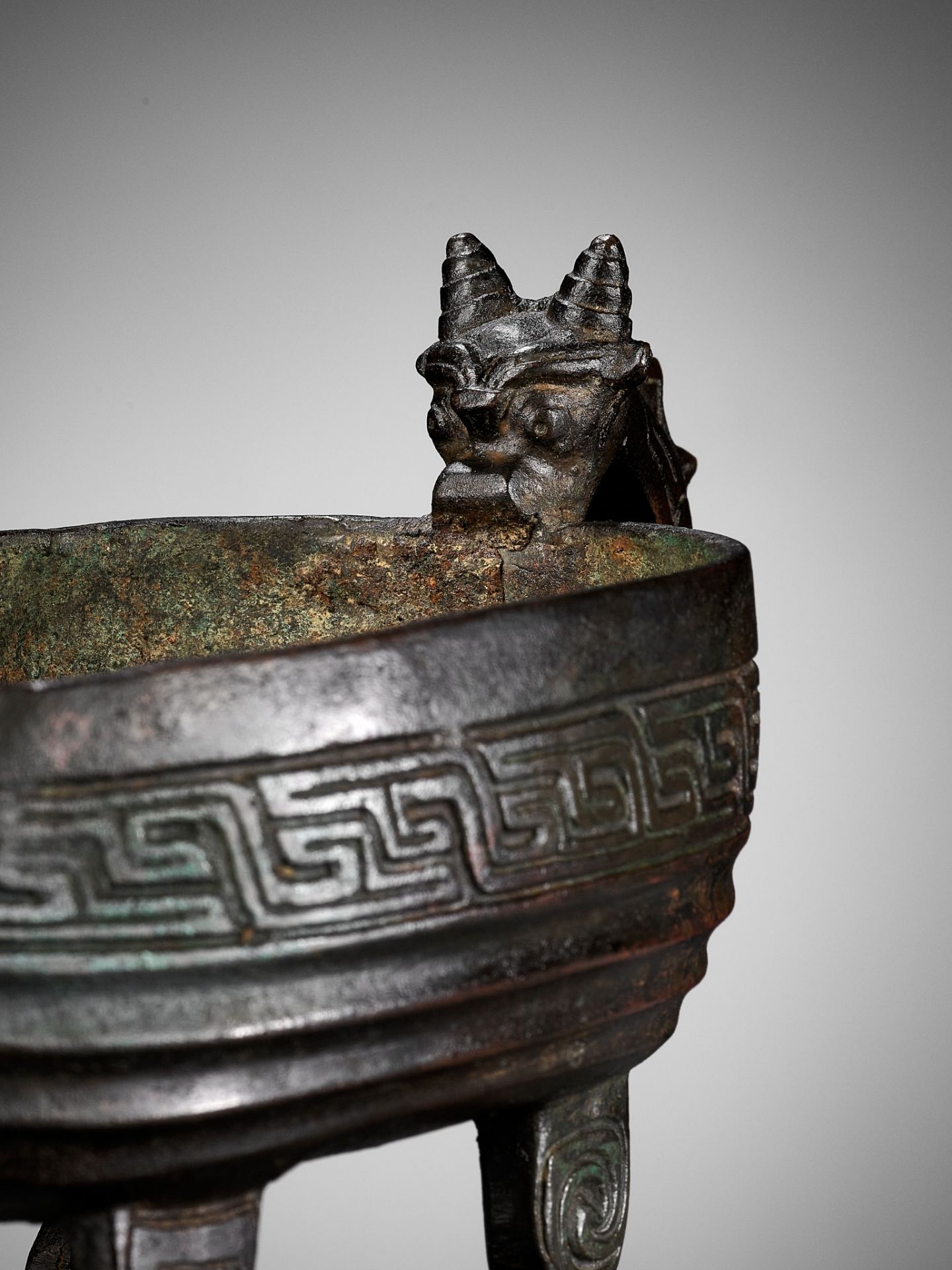 A BRONZE POURING VESSEL, YI, LATE SONG - EARLY MING DYNASTY - Image 10 of 19