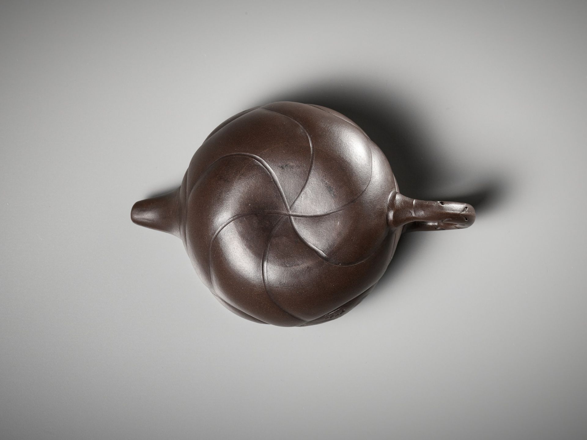 A YIXING STONEWARE 'DRAGON AND CARP' TEAPOT AND COVER, BY WANG YUYING, REPUBLIC PERIOD - Image 15 of 15