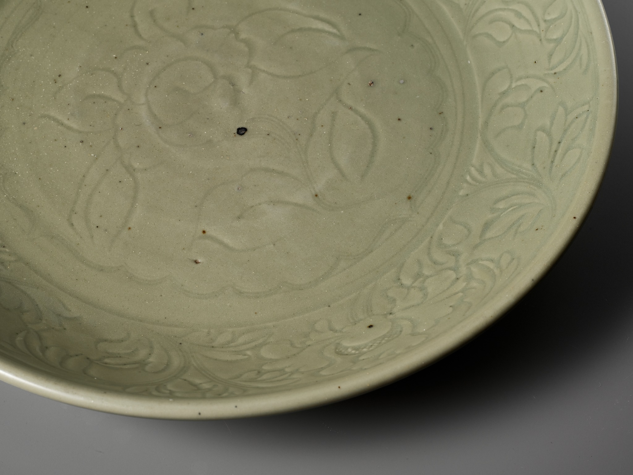 A LARGE AND FINELY CARVED 'PEONY' LONGQUAN CELADON CHARGER, MING DYNASTY - Image 12 of 16