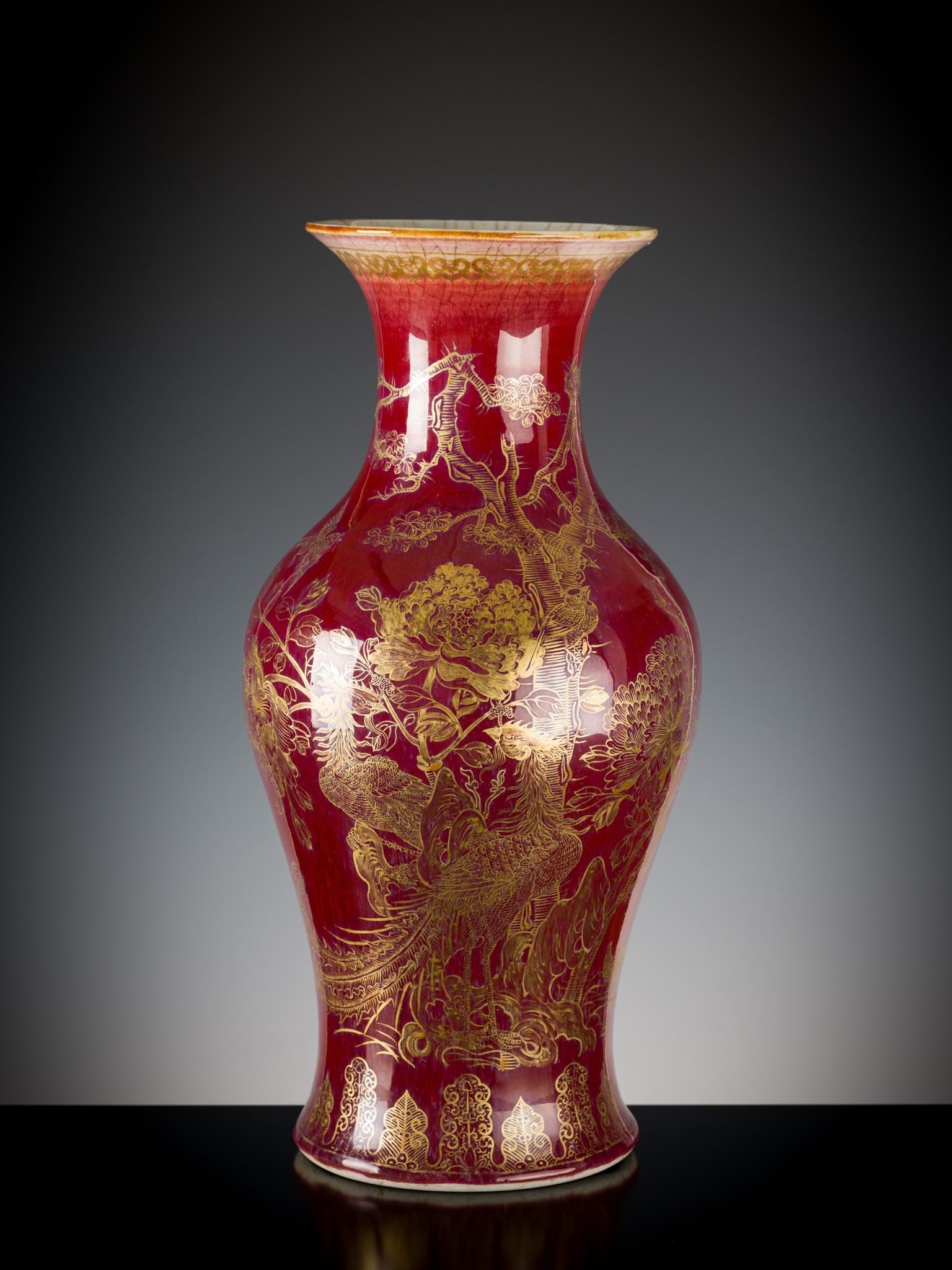 A RED-GLAZED AND GILT DECORATED 'BIRDS WORSHIPPING THE PHOENIX' VASE, LATE QING DYNASTY - Image 7 of 8