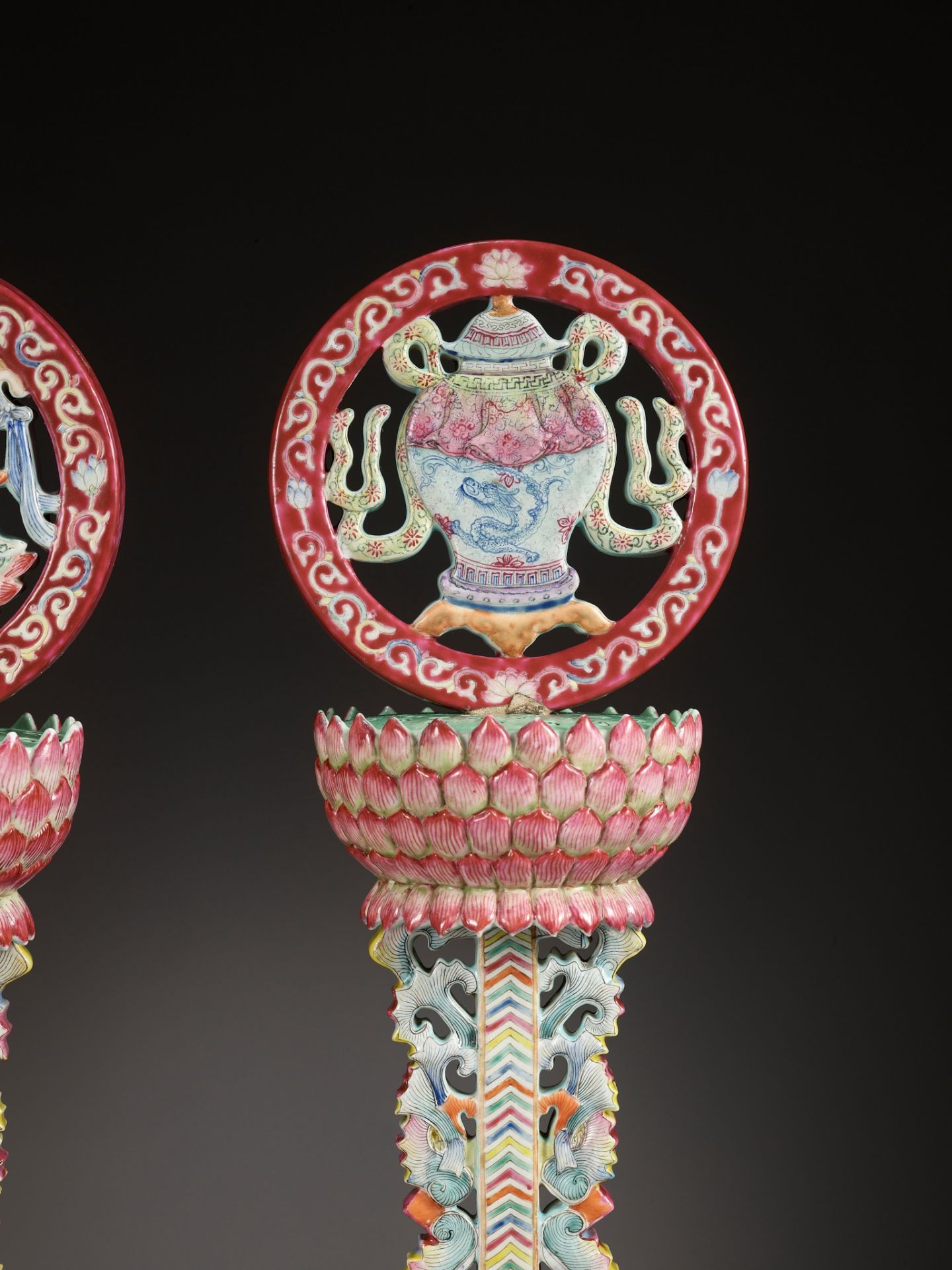 A PAIR OF LARGE RUBY-GROUND FAMILLE ROSE BUDDHIST EMBLEM ALTAR ORNAMENTS, QING DYNASTY - Image 6 of 17