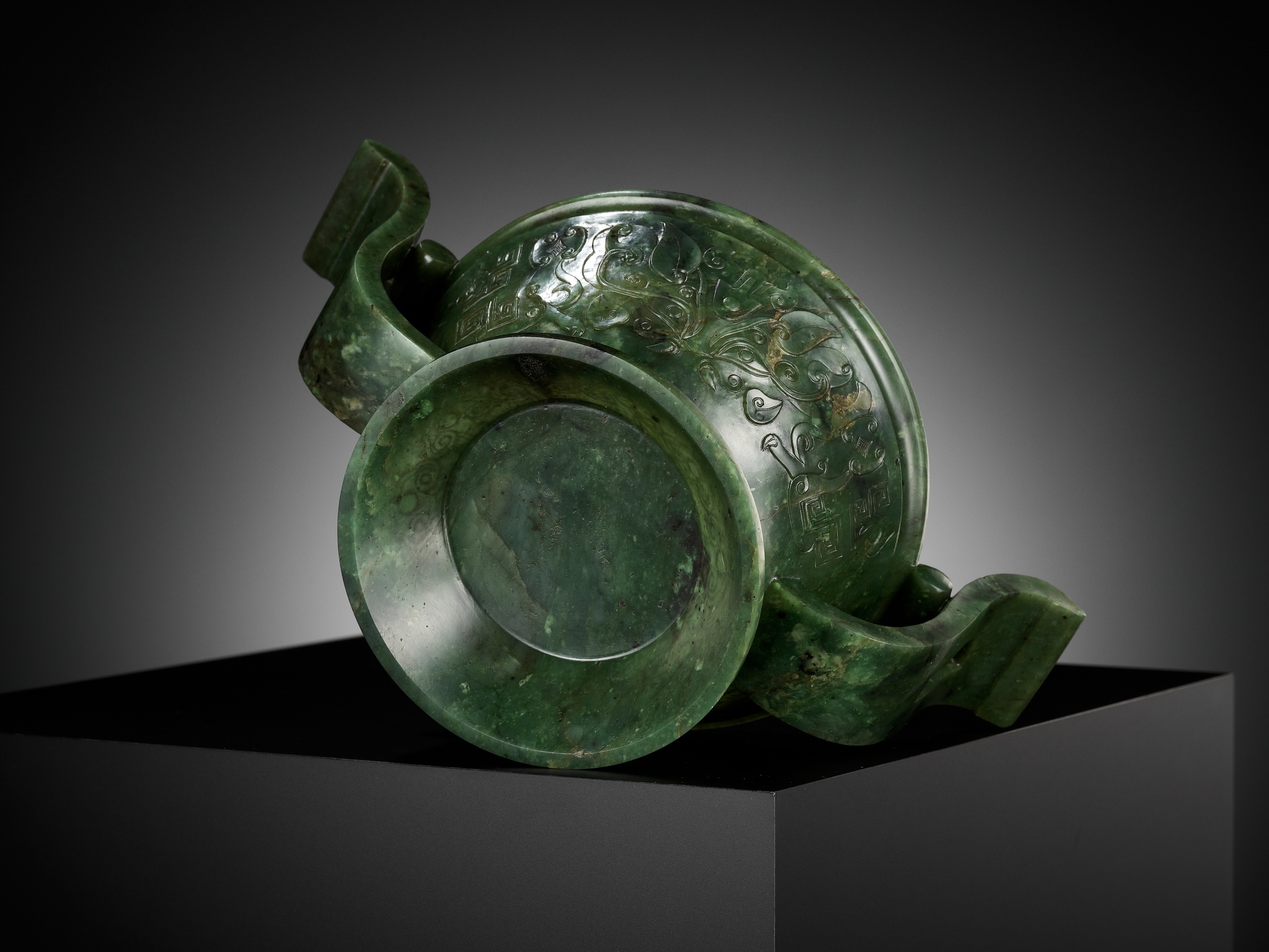 A SPINACH-GREEN JADE GUI-FORM CENSER AND COVER, QIANLONG PERIOD - Image 19 of 20