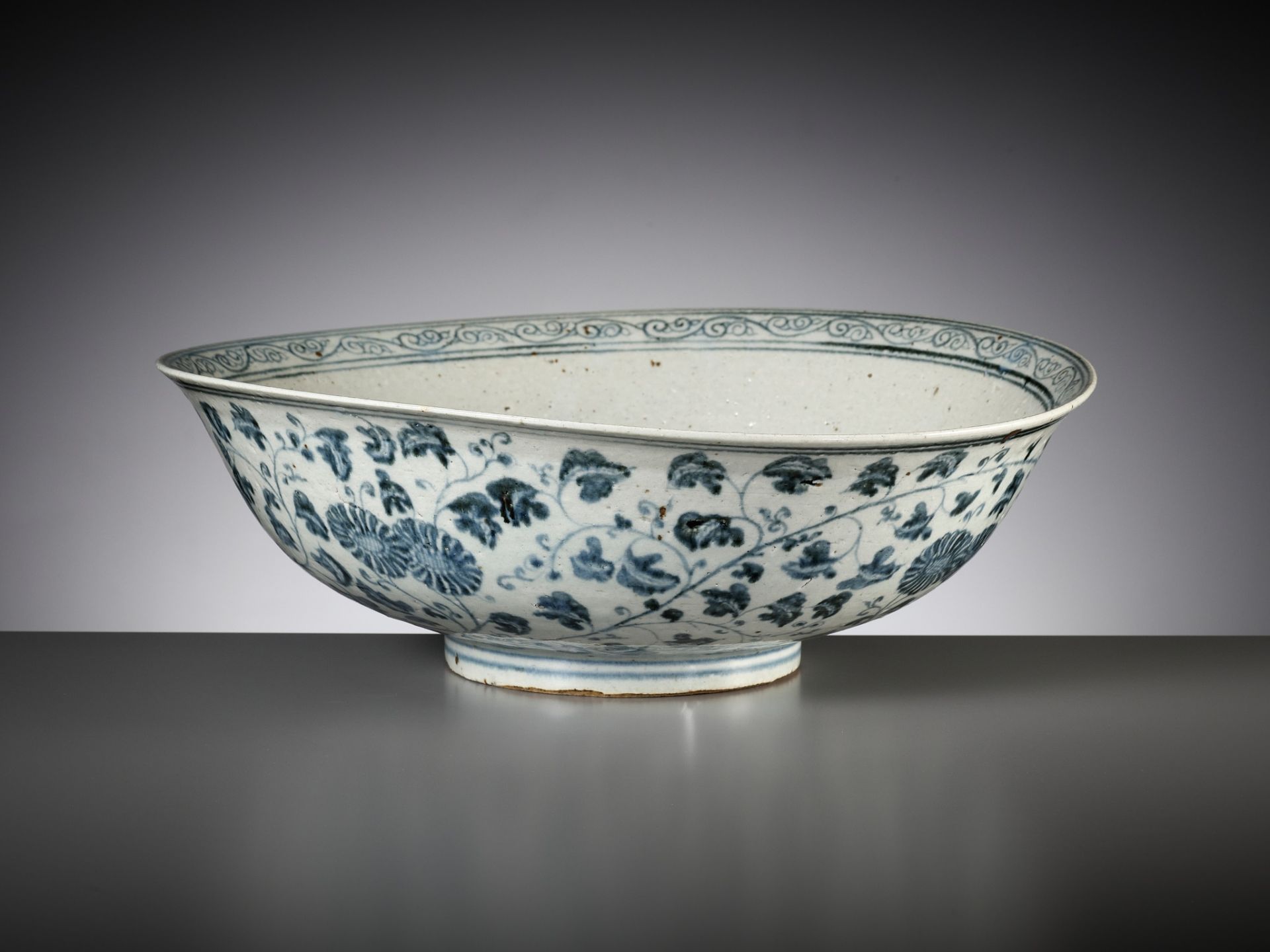 A LARGE ANNAMESE BLUE AND WHITE BOWL, VIETNAM, 14TH-15TH CENTURY - Image 10 of 12