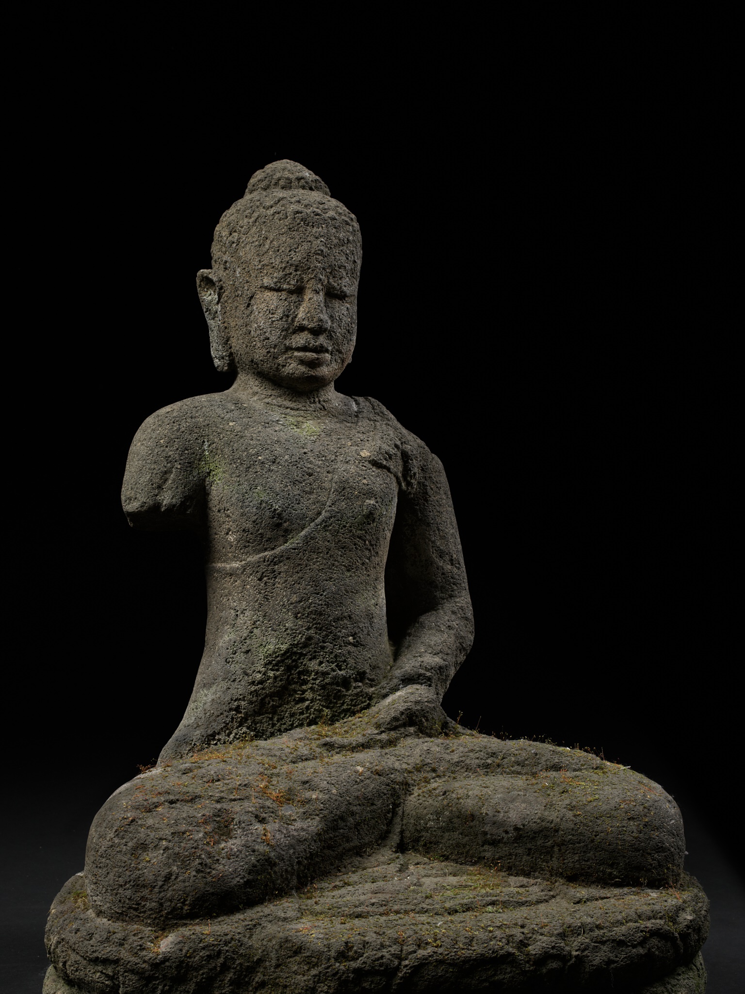 A VOLCANIC STONE FIGURE OF BUDDHA, CENTRAL JAVA, INDONESIA, FIRST HALF OF THE 9TH CENTURY - Image 3 of 14