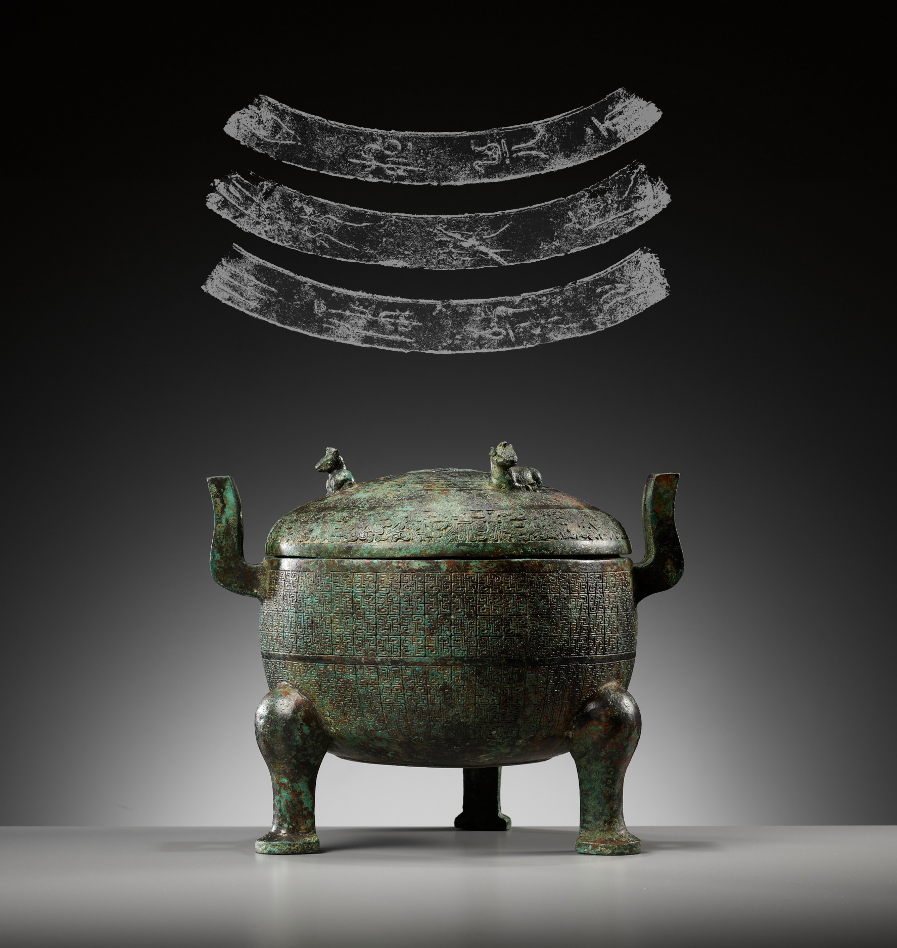 A LARGE INSCRIBED BRONZE RITUAL FOOD VESSEL AND COVER, DING, SPRING AND AUTUMN PERIOD - Image 2 of 24
