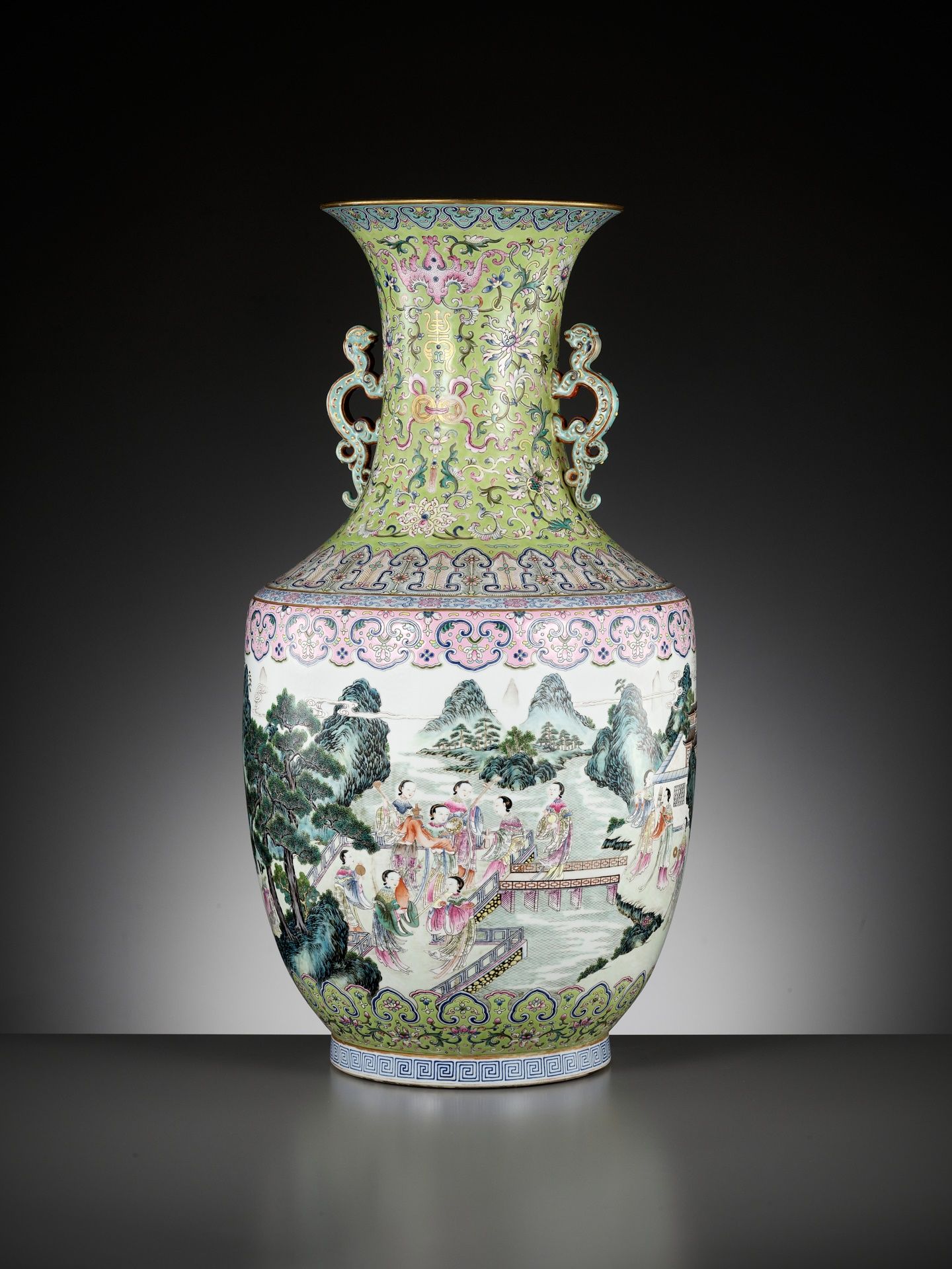 A MONUMENTAL GILT FAMILLE ROSE 'LADIES OF THE HAN PALACE' VASE, LATE QIANLONG - EARLY JIAQING - Bild 9 aus 22