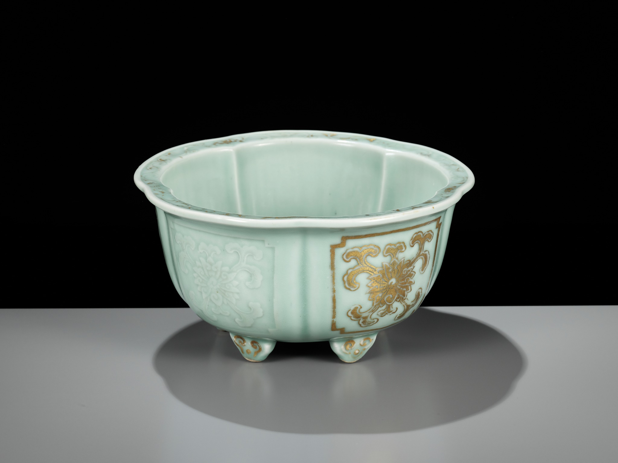 A MOLDED, LOBED AND GILT CELADON-GLAZED JARDINIERE, QIANLONG MARK AND PERIOD - Image 6 of 13