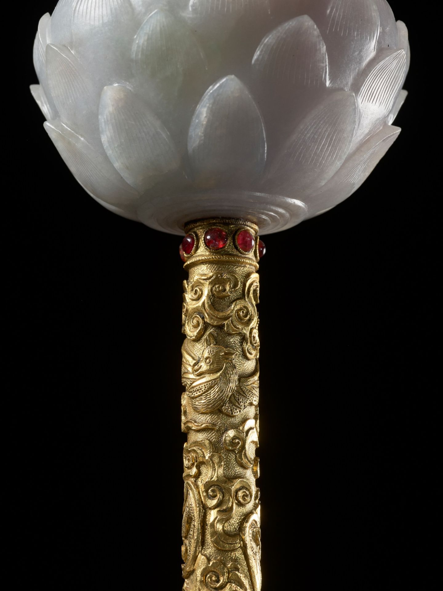 AN IMPERIAL JADE, GILT-BRONZE, AND RUBY-INLAID 'LOTUS AND BATS' HAT STAND, QIANLONG PERIOD - Image 15 of 18