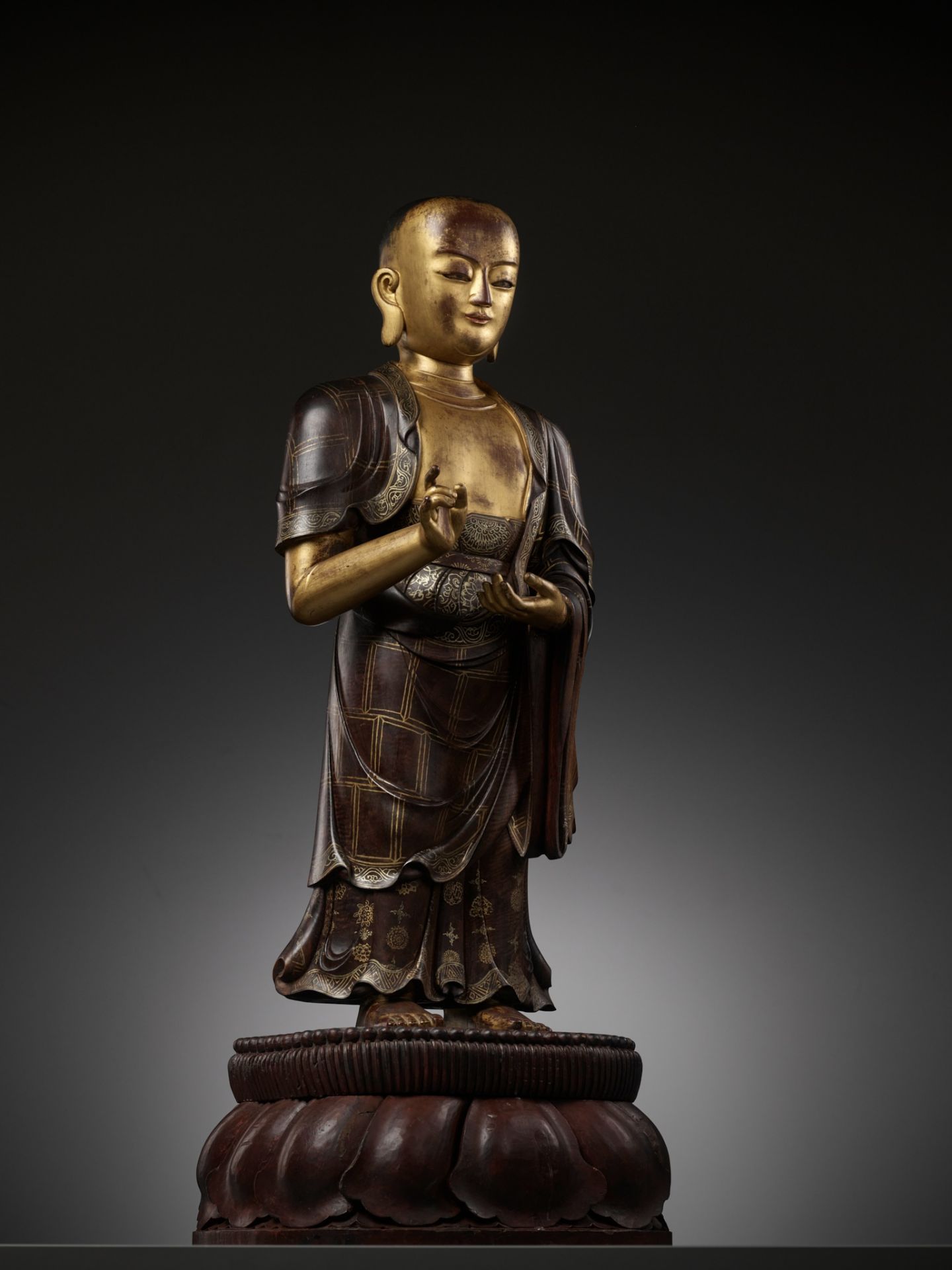 A LARGE AND HIGHLY IMPORTANT ZITAN AND GILT-LACQUERED STATUE OF SARIPUTRA, THE FIRST OF BUDDHA'S TWO - Image 3 of 26