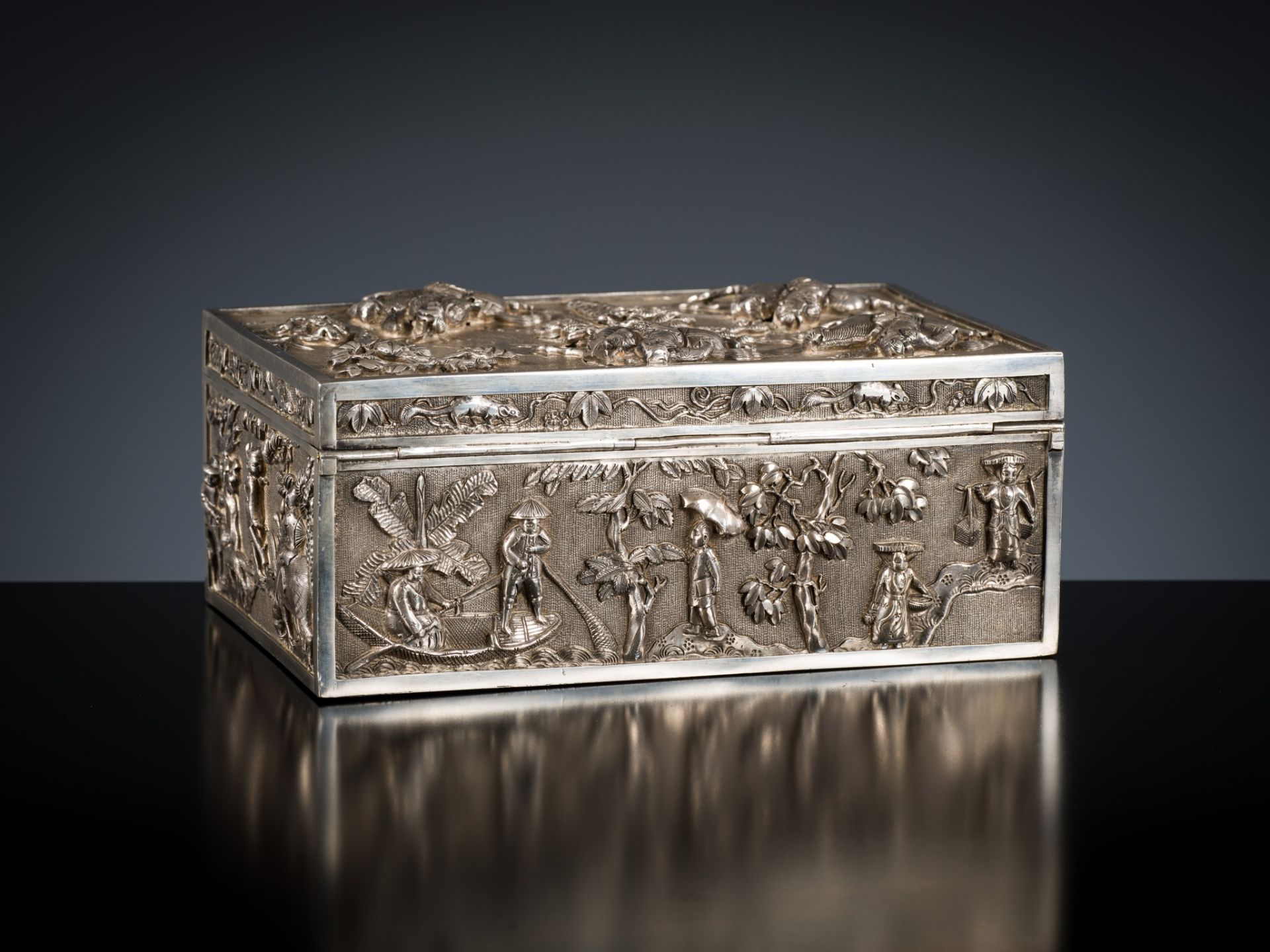 AN EXPORT SILVER REPOUSSE CIGAR BOX AND COVER, TONG YI MARK, LATE QING DYNASTY - Image 6 of 22
