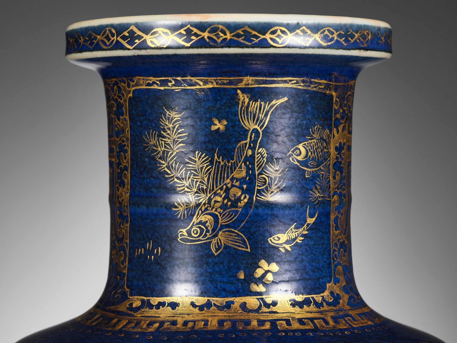 A GILT-DECORATED POWDER-BLUE-GROUND 'THREE STAR GODS' ROULEAU VASE, KANGXI PERIOD - Image 14 of 17