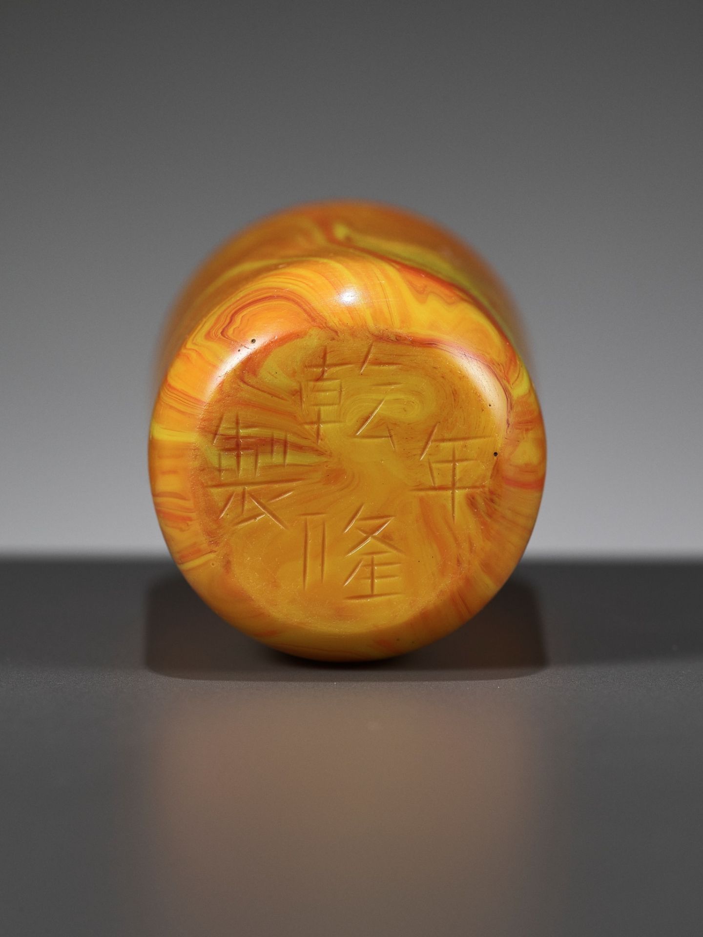 AN IMPERIAL ‘REALGAR’ GLASS SNUFF BOTTLE,ATTRIBUTED TO THE PALACE WORKSHOPS,QIANLONG MARK AND PERIOD - Image 2 of 10