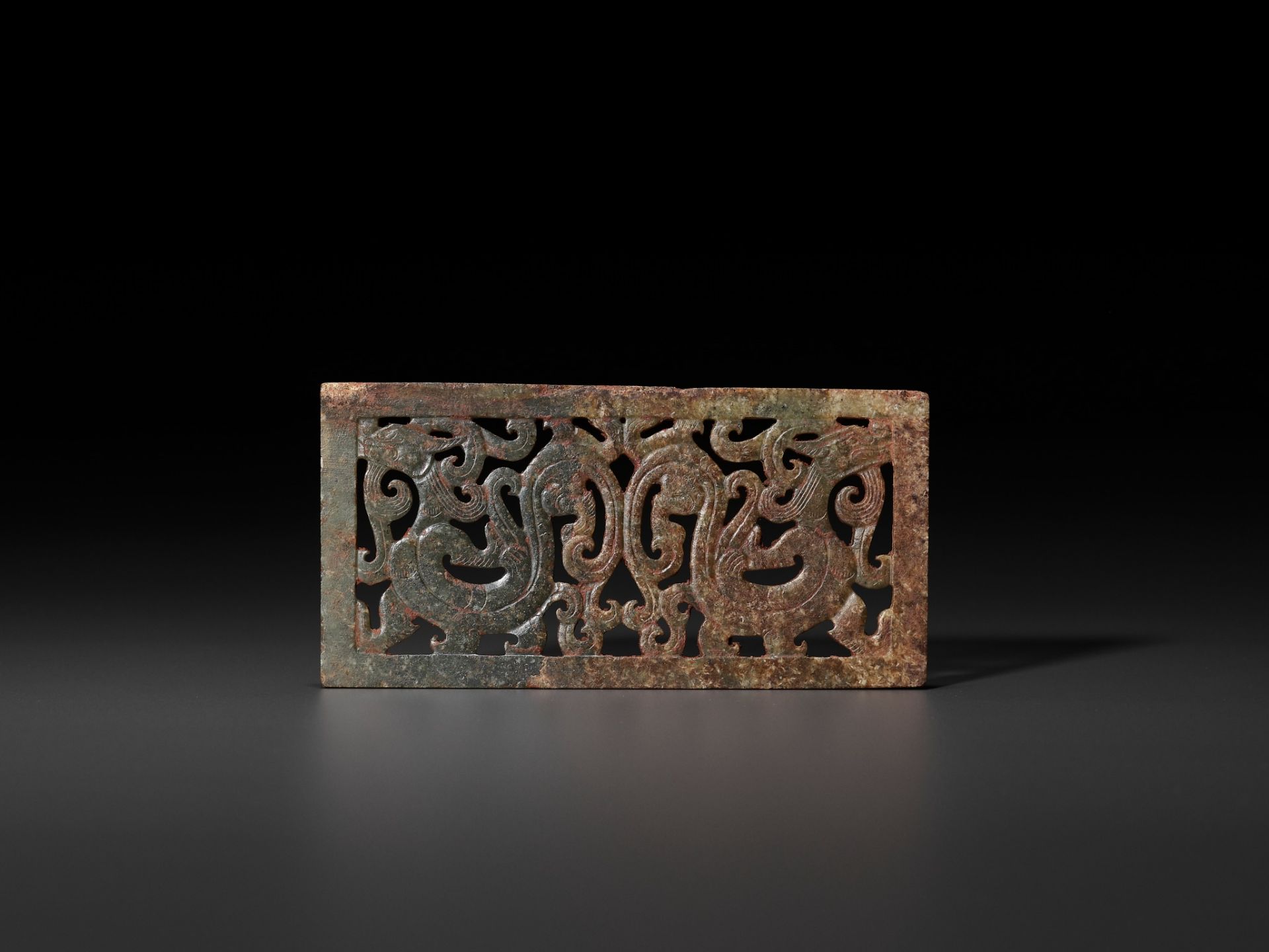 A RECTANGULAR GREEN JADE 'DOUBLE DRAGON' PLAQUE, LATE WARRING STATES PERIOD TO EARLY WESTERN HAN DYN - Bild 3 aus 12