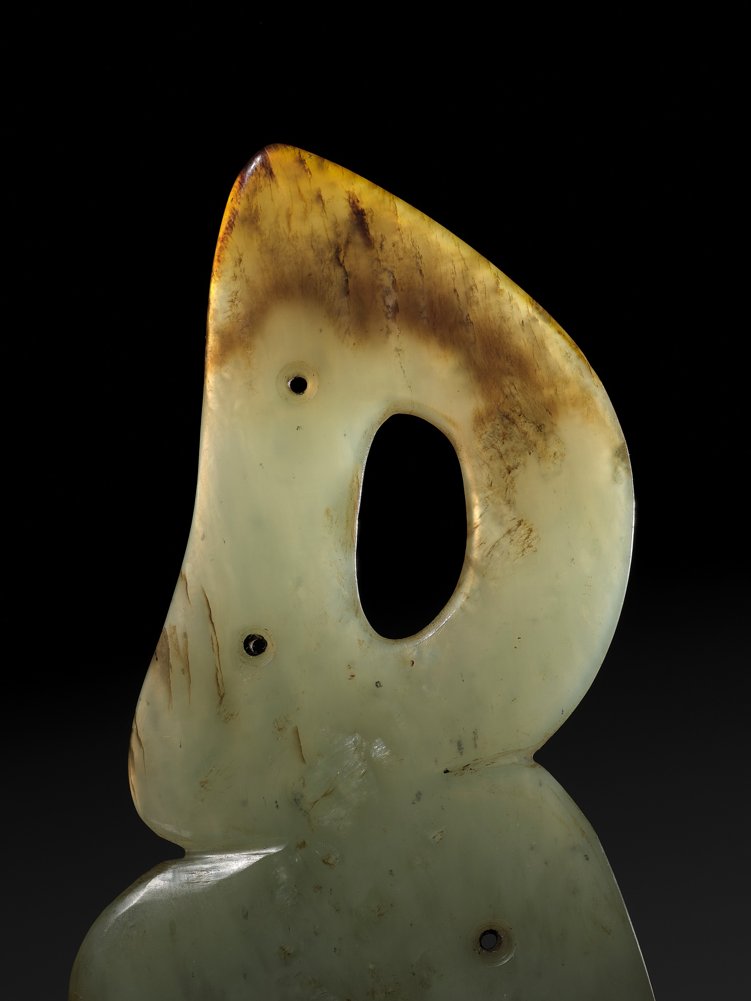 A PALE YELLOW JADE DOUBLE-HOLE ORNAMENT PLAQUE, HONGSHAN CULTURE - Image 6 of 14