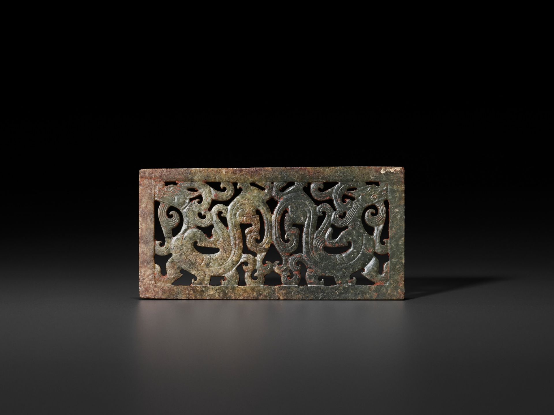 A RECTANGULAR GREEN JADE 'DOUBLE DRAGON' PLAQUE, LATE WARRING STATES PERIOD TO EARLY WESTERN HAN DYN - Bild 2 aus 12