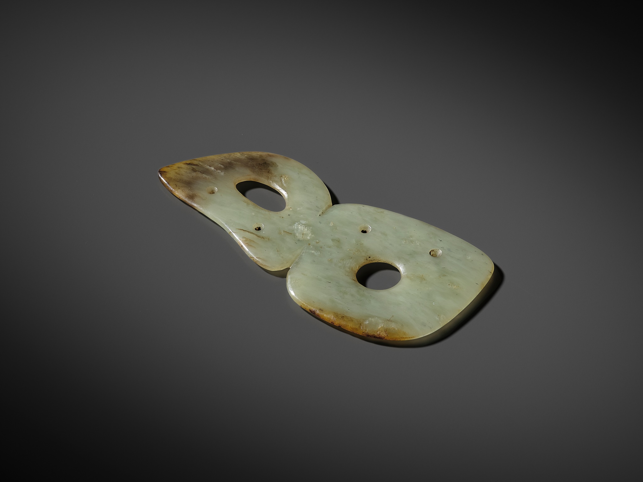 A PALE YELLOW JADE DOUBLE-HOLE ORNAMENT PLAQUE, HONGSHAN CULTURE - Image 13 of 14