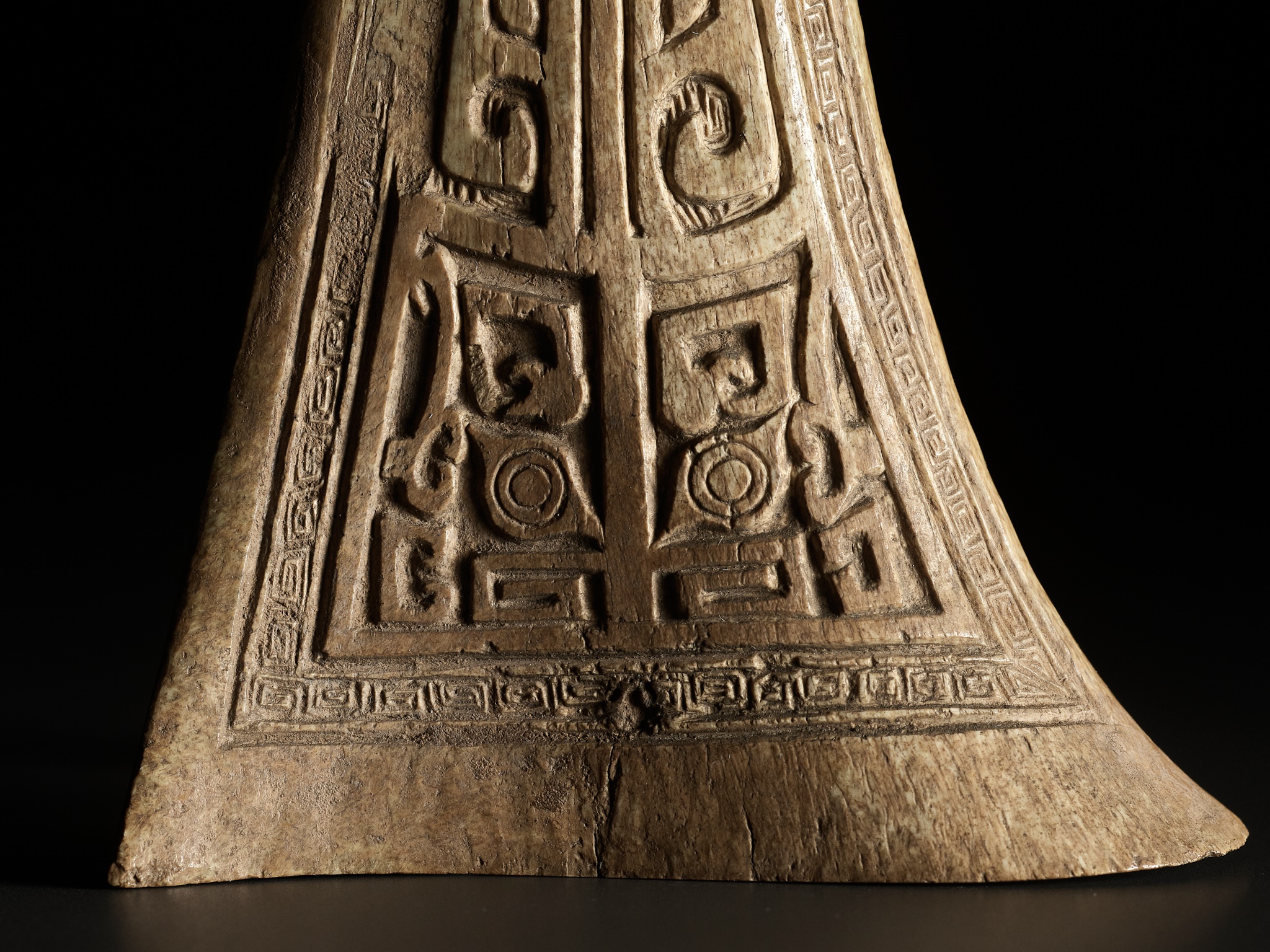 AN ARCHAIC CEREMONIAL BONE CARVING, SHANG DYNASTY - Image 7 of 16