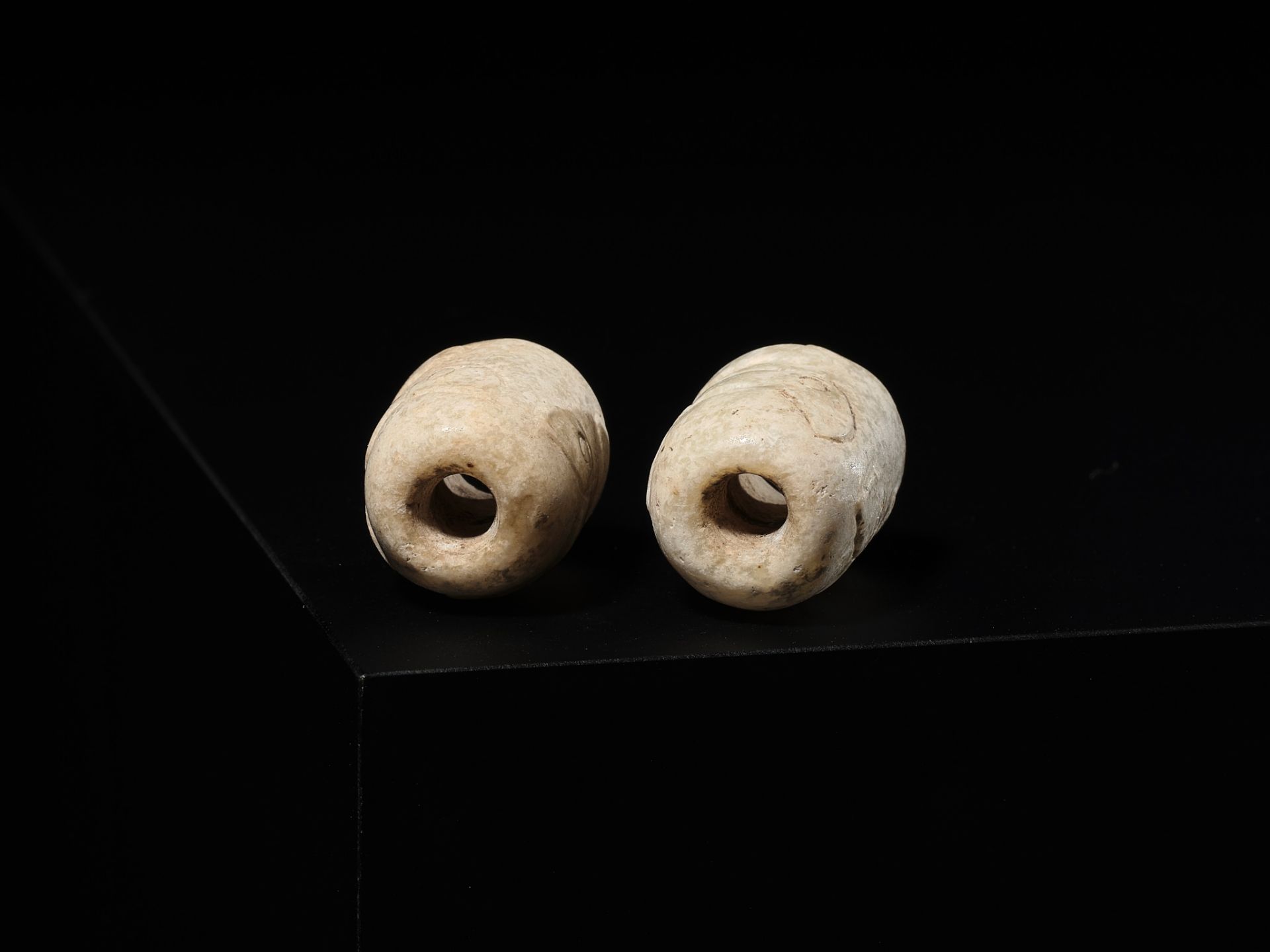 A PAIR OF JADE BEAD ORNAMENTS WITH GODHEAD MASKS, SHENREN, LIANGZHU CULTURE - Bild 11 aus 13