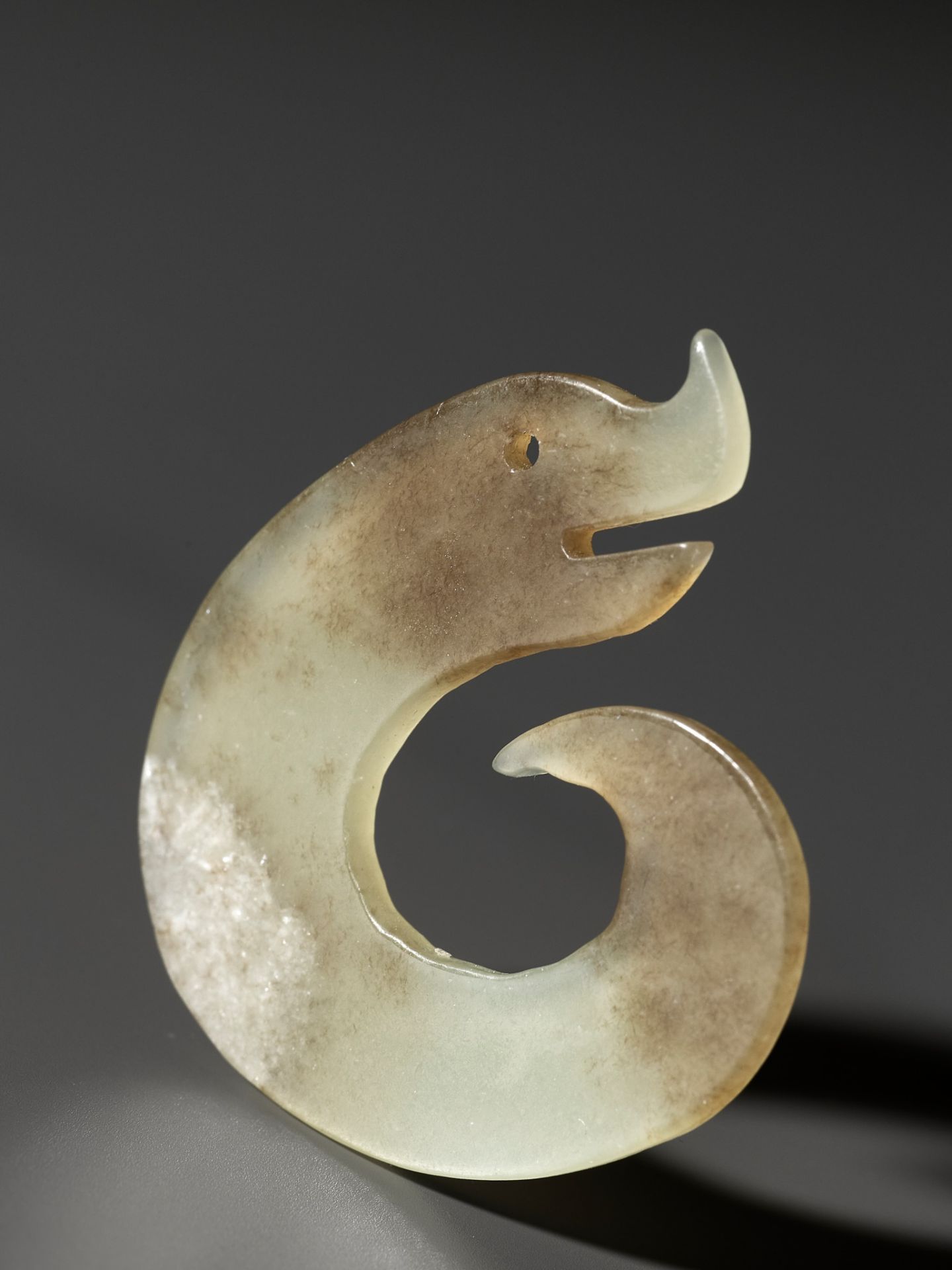 A PAIR OF C-SHAPED 'DRAGON' PENDANTS, ERLITOU PERIOD TO SHANG DYNASTY - Bild 9 aus 9