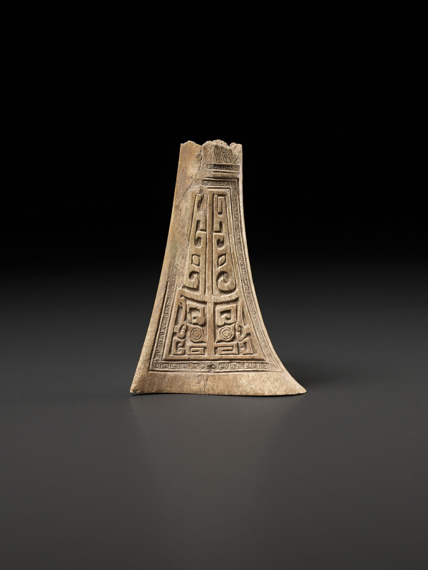 AN ARCHAIC CEREMONIAL BONE CARVING, SHANG DYNASTY - Image 3 of 16