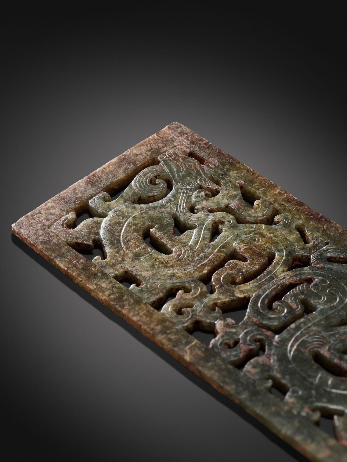 A RECTANGULAR GREEN JADE 'DOUBLE DRAGON' PLAQUE, LATE WARRING STATES PERIOD TO EARLY WESTERN HAN DYN