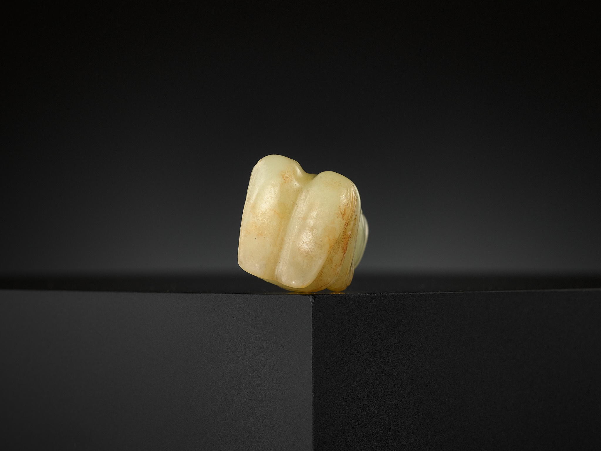 AN EXTREMELY RARE YELLOW JADE 'KNEELING FIGURE', SHANG DYNASTY - Image 19 of 20